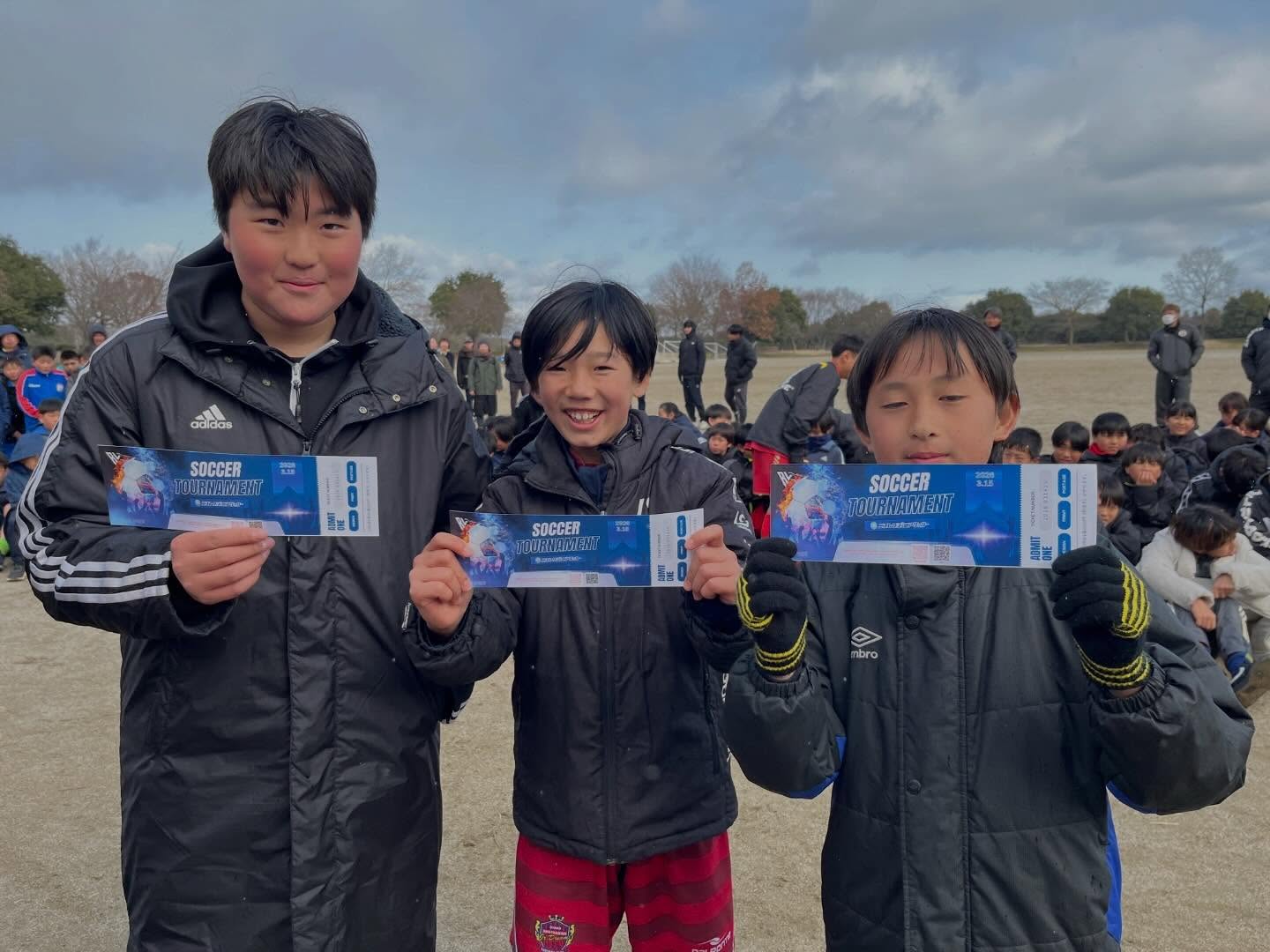 ・
・
・
ニチレク様、大会運営お疲れ様でした。
選手、スタッフ、親御様も寒い中お疲れ様でした!
次回もまたよろしくお願いします🙇
獲得選手おめでとう御座います㊗️
6年生はまた次の舞台での活躍を期待しております⚽️
新シーズンに向けて
モチベーションアップにも
新ユニフォーム作成お待ちしてます📩
完全昇華サッカー、フットサルユニフォーム👕
ユニフォーム、練習着、ジャージ、ウィンドブレーカー、手袋、ネックウォーマー、ベンチコートなど幅広く制作可能‼️
スポンサー、ネーム、背番号
カスタマイズ可能❗️
業界最安値❗️
まずは見積もりから❗️
どこよりもお安くやります👍
#サッカーユニフォーム
#ユニフォーム制作
#チームウェアオーダー
#サッカーウェアオリジナル
#昇華サッカーウェア
@rialoa.sports