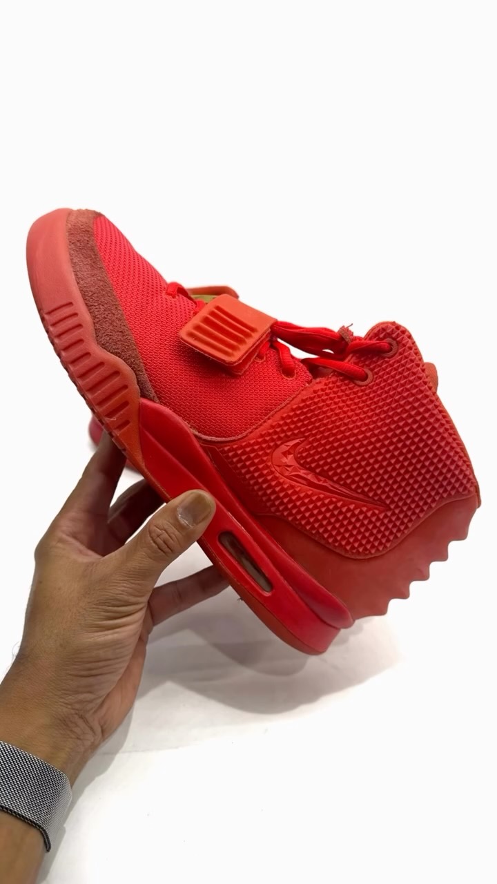 🔴 Red October strap replacement made by yours truly. I get the most inquiries about this restoration. Please email for a quote.
#red #october #yeezy #restoration #illery