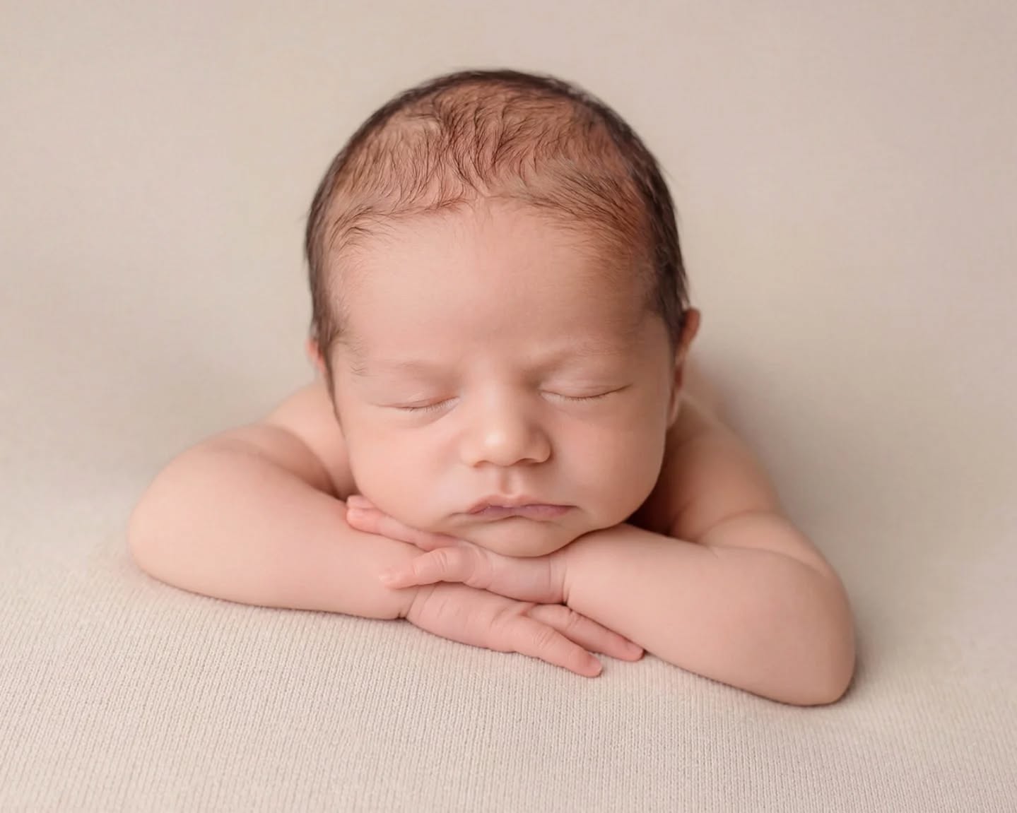 ¿ Se puede estar más relajado y tener más paz?
No lo creo por qué a Julen le dió exactamente igual lo que hacíamos en el estudio, él teniendo su bibe listo el resto del mundo no importaba jejej.
.
.
.#newbornphotography #fotografiareciennacido #fotografianewborn #newbornphoto #reciennacido