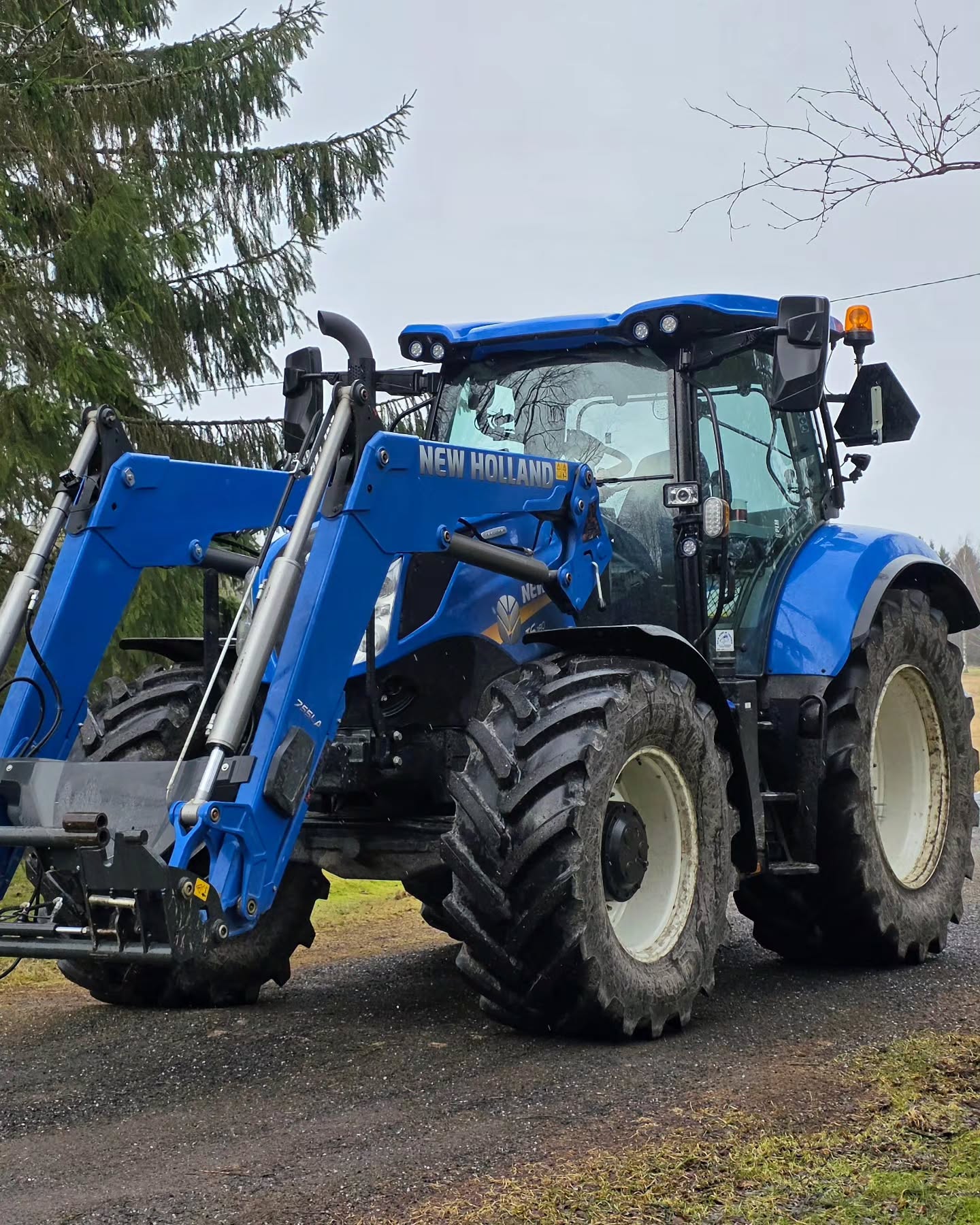 Perjantaina jatkettiin sinisellä, kun asiakkaalle toimitettiin EFIX eSteer 20 MAX Ready automaattiohjaus valmiudella varustettuun New Hollandiin! 🤩
Tähän koneeseen asennettiin:
✅️ EFIX eSteer 20 MAX Ready - automaattiohjauspaketti CANHUB ohjainlaitteella
✅️ Mallikohtainen asennussarja, vastaanottimen pikakiinnikkeellä
✅️ Asennussarja kameralle etukuormaimeen
EFIX eSteer Ready ohjaukset kytketään suoraan traktorin väylään. Väyläohjatuissa koneissa automaattiohjaus toimii kuten tehdasasenteinen ja myös tässä koneessa ajokahvan aktivointinappi saadaan käyttöön! 💪
#efixag #agronav #automaattiohjaus #newholland #rtk
