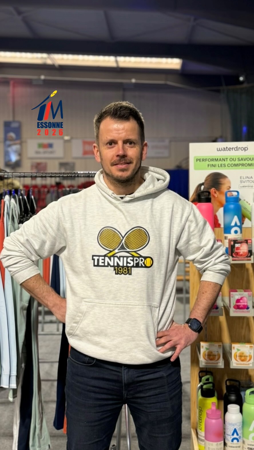 Rencontre avec notre partenaire Tennispro Courtabœuf à l’occasion du TIM 🎾
Un grand merci à Alexandre et à toute l’équipe Tennispro pour leur soutien au tournoi et pour leur expertise sur le cordage des raquettes, un élément essentiel pour garantir les meilleures conditions de jeu aux joueurs.
Nous sommes fiers de pouvoir compter sur des partenaires engagés qui contribuent à la réussite du tournoi 🤝
#tennis #timessonne #tennistournament #partenariat #tennispro