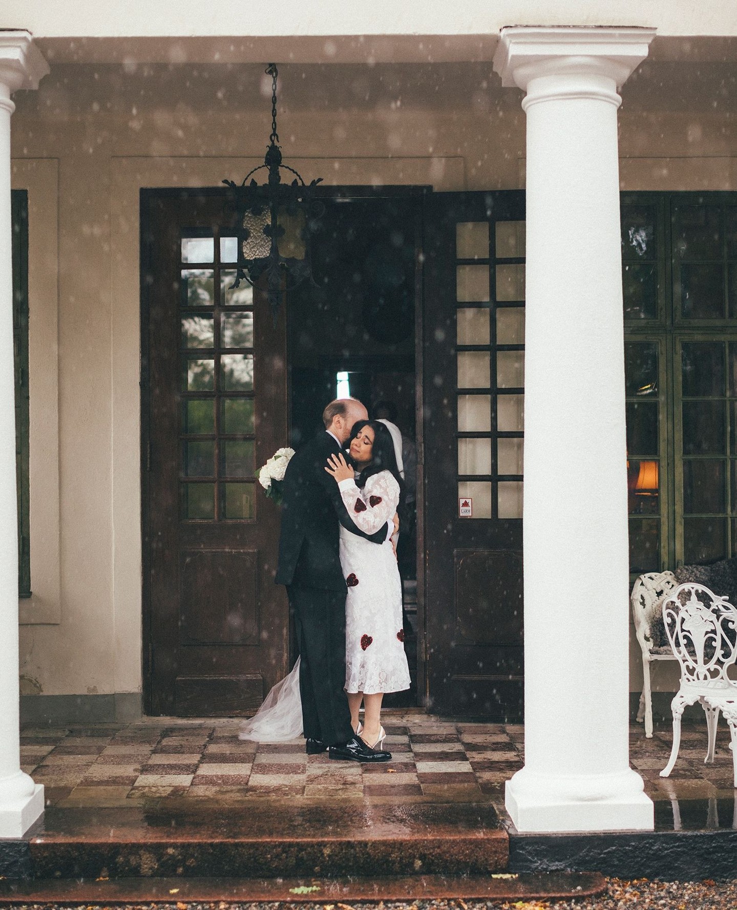 A little throwback to this unforgettable moment.
An intimate yet grand celebration in the midst of covid times.
They say rain on your wedding day brings good luck and just minutes after this beautiful moment was captured, the sun returned and the ceremony started. 🤍
Photo: @emmasvenssonphoto
Planning, design & florals: @avenievents
Stationery: @elinsartstudio
Rentals: @tableuthyrning
Venue: Private Estate