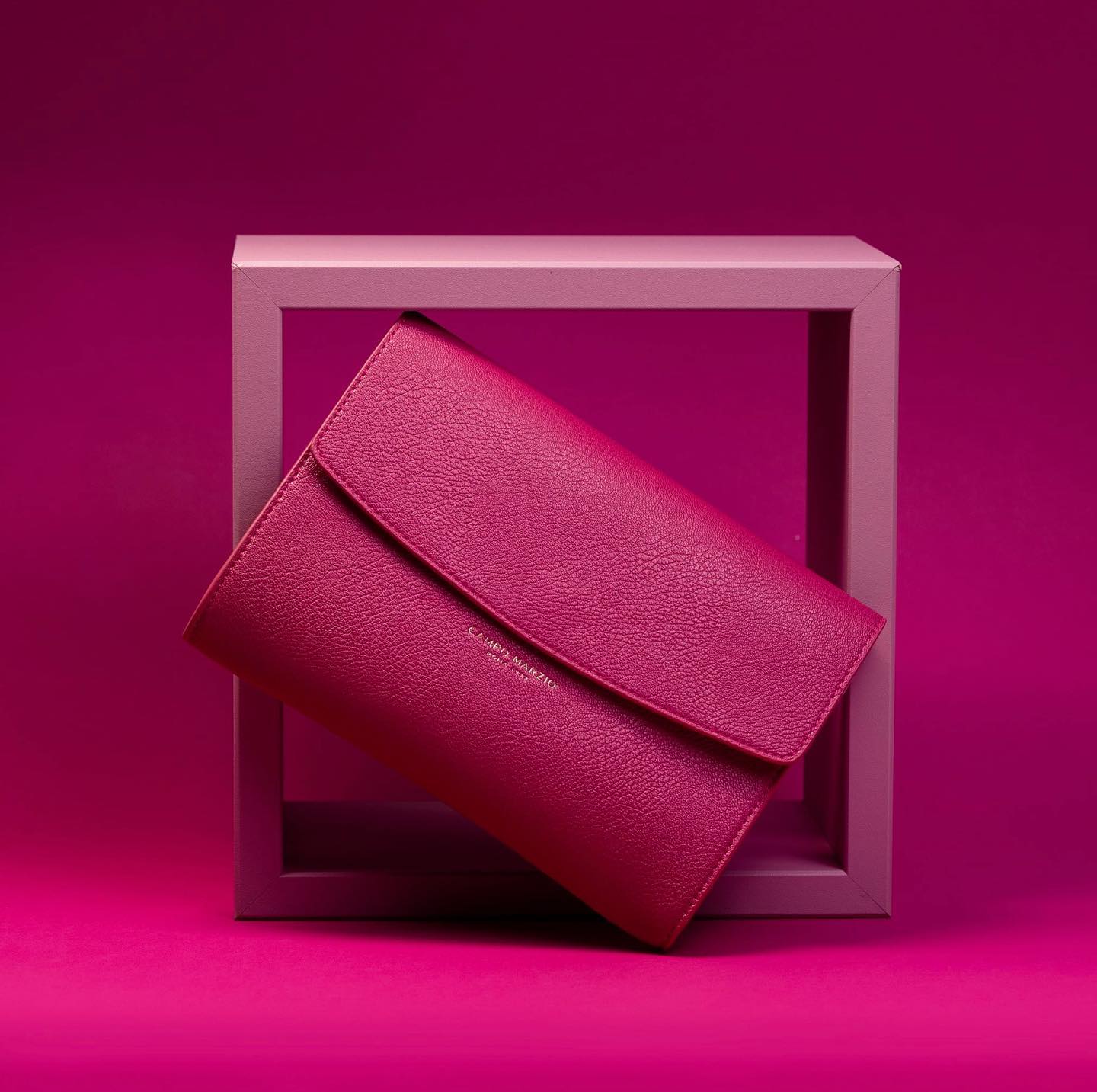 NEW Fuscia Pink added to our colour palette for Spring 🌺
Available this week in our @hpchydeparkcorner store in a variety of bags and accessories.