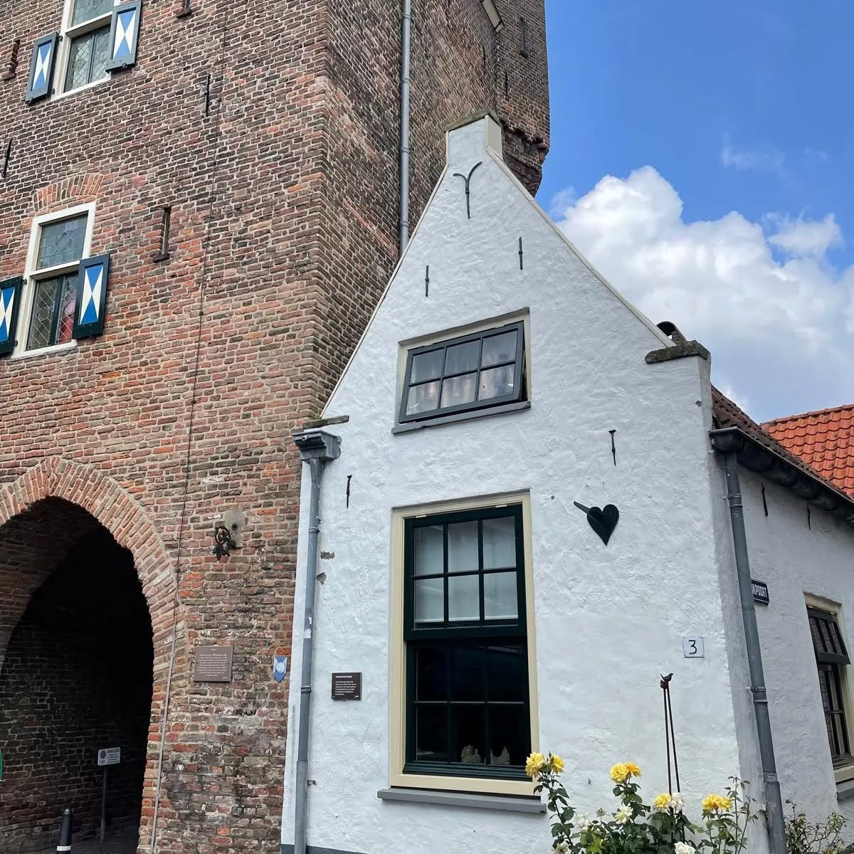 Onze Fiona was vandaag in Hattem en vond weer een mooi stukje geschiedenis. Naast de oude stadspoort uit de 14e eeuw, stond een vroedvrouwenhuisje.. Dit huisje van de 'Wiese Moer' was het woonhuis van de stadsvroedvrouw. Zij werd door de stad betaald om gratis te assisteren bij bevallingen in arme gezinnen ♥️
