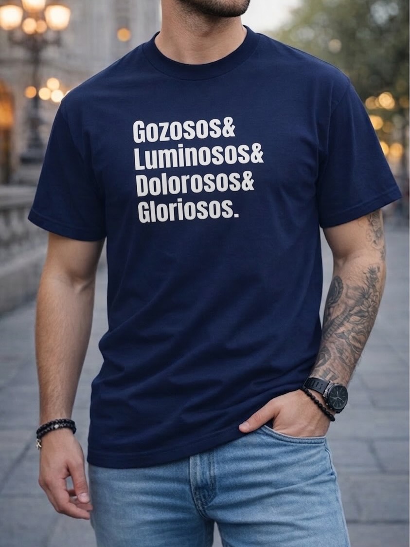 O Santo Terço é a oração dos simples e a arma dos fortes. Percorrer os mistérios é deixar que a Virgem Maria nos pegue pela mão e nos ensine a olhar para Jesus com os olhos dela. Ter a Alegria, a Luz, a Dor e a Glória estampadas no peito é uma declaração clara: a de quem decidiu entregar a própria caminhada sob o manto de quem soube amar até o fim. Vista a sua devoção.
#gozosos #luminosos #dolorosos #gloriosos #usefides