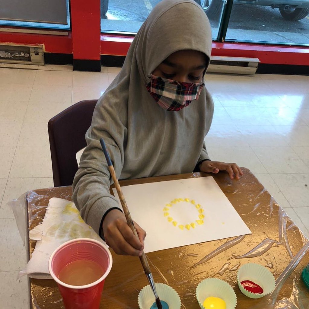 Grade 3 students celebrated the pioneering work of African-American abstract artist Alma Thomas. They mirrored her circular and linear style to create mosaic-like compositions. Great work, everyone! #blackhistorymonth #alifcanada #alifcanadaschool