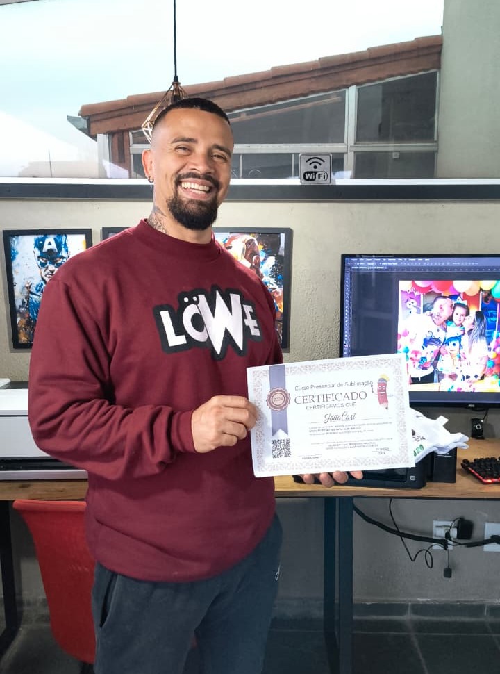 No nosso curso presencial de sublimação, tivemos o privilégio de aprender ao lado de Joelmo! Uma experiência memorável de técnica e criatividade. 💥 #CursoDeSublimacao #SublimacaoProfissional #WorkshopPresencial