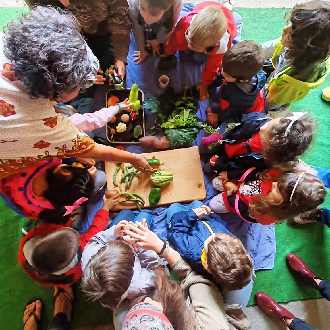 Yesterday was full of laughter, learning and delightful discoveries as we opened our doors to the adorable students from the Tapeus' School. ✨ It was a magical day of exploring food. From identifying various vegetables and fruits, to tasting their flavours and even creating enchanting figurines with them, it was all about cultivating our love for the healthy food from our farm. 🍅
Thank you @simone.regenera for sharing your passion with all of us!
..
Ontem recebemos os alunos da Escola de Tapeus para um dia repleto de partilha e boa disposição. ✨ Dedicámo-nos à exploração de diversos alimentos, através da identificação de vegetais e frutas, da degustação de novos sabores e à criação de novas personagens através das suas formas e cores. Obrigada por partilharem connosco o gosto pela comida saudável da nossa Quinta. 🍅
Obrigada @simone.regenera por partilhares connosco a tua paixão e conhecimento!
📸@diogojgoncalves @aurora_diana_lucina_