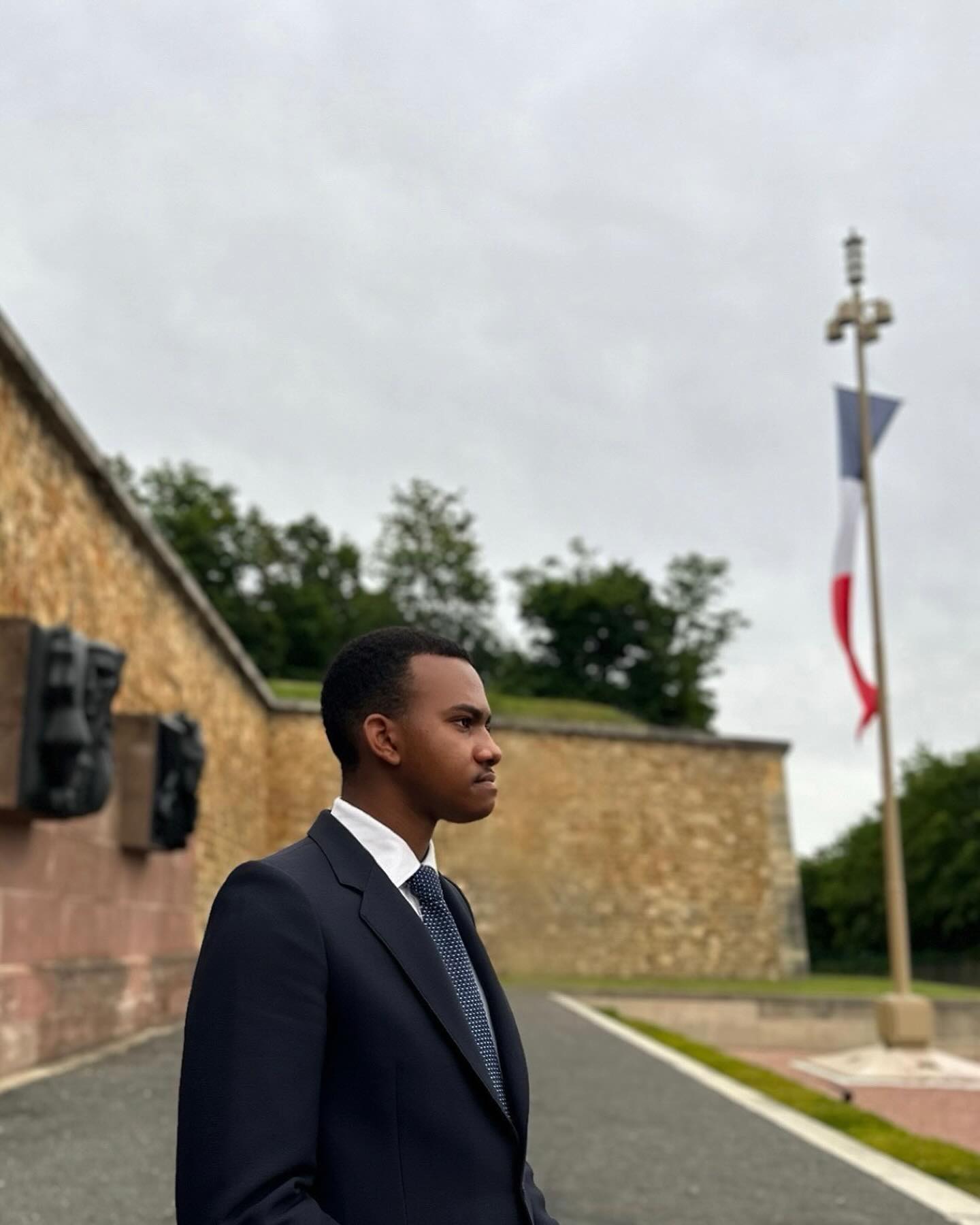 En ce jour, nous commémorons les 84 ans de l’appel du 18 juin 1940, lancé par le Général De Gaulle depuis les terres londoniennes.
Je me suis rendu au Mont-Valérien, haut lieu de #mémoire et témoin de tant de #sacrifices, afin d’exprimer mon profond respect pour le Général De Gaulle et ma reconnaissance envers ceux qui ont répondu à son appel.
Cet appel historique fut une réfutation catégorique de la résignation, une convocation adressée à tous les Français et aux alliés désireux de s’engager dans un combat contre l’inacceptable.
Lorsque le général de Gaulle prononça ces mots impérissables : « Quoi qu’il arrive, la flamme de la #résistance française ne doit pas s’éteindre et ne s’éteindra pas », il donna une voix à notre détermination collective. Il refusa de se soumettre à la défaite et choisit de se battre pour une certaine idée de la France. Une grande idée.
Pour que cette flamme qui brûle encore aujourd’hui, continue d’illuminer notre chemin, perpétuons le souvenir de cet appel, symbole intemporel de courage, de détermination et de fierté nationale. 🇫🇷