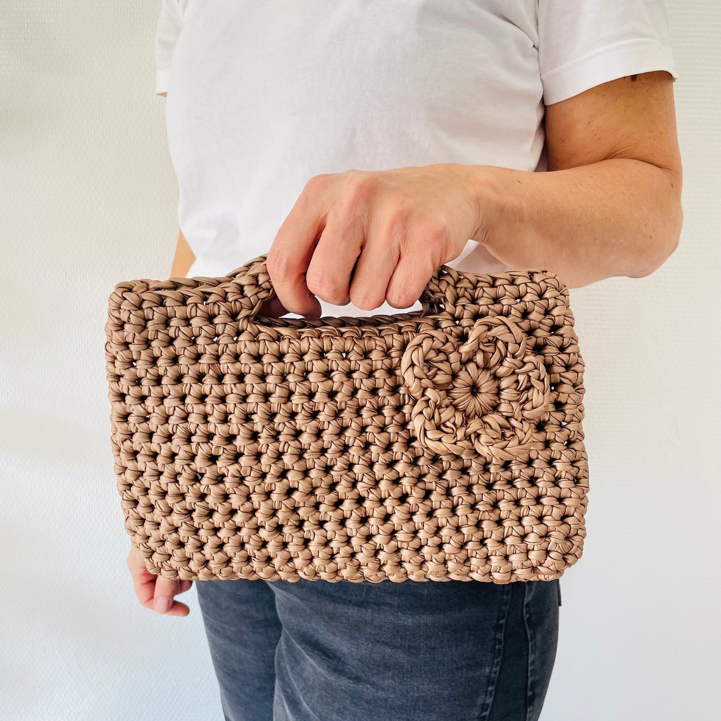 Hier eines meiner aktuellen Häkelprojekten - ich habe das Garn im Lederlook entdeckt und probiere ein paar große und kleine Taschenvariationen aus.
Das Garn sieht so edel aus, dass es gar kein kompliziertes Muster braucht, sondern einfach nur feste Maschen und ein Blümchen. 🌸🥰
Ich bin echt begeistert von dem Look und das wird wohl definitiv ein neues Projekt für einen Workshop geben 🤩 und auch ganz bestimmt eine Häkelanleitung ☺️.
Wie findet ihr den Lederlook?
#häkelnmachtglücklich #häkeln #häkeltasche #häkelworkshop #maschenherz #taschehäkeln #häkelkurs #badschönborn #häkelanleitungen #moderncrochet