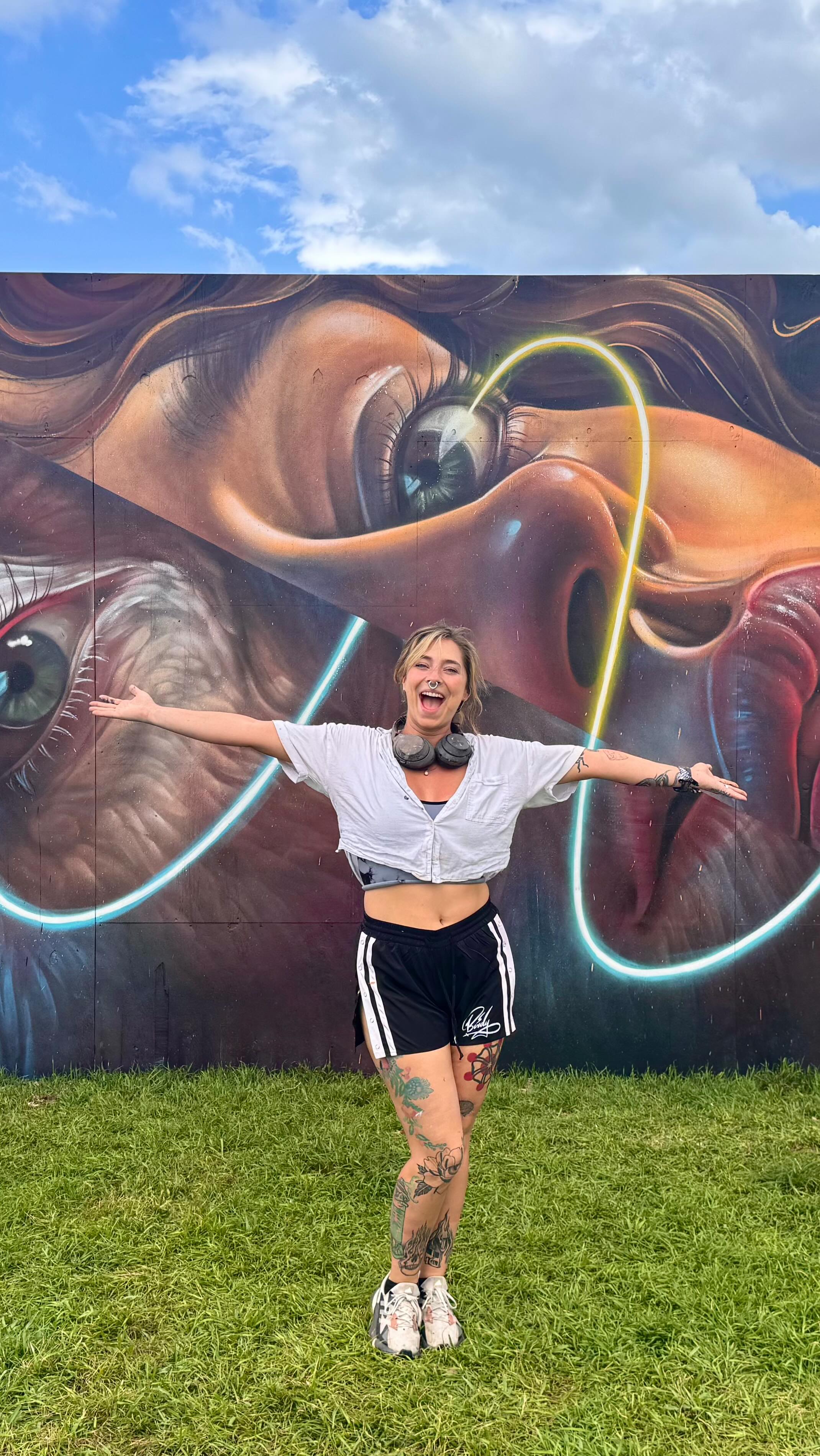 I absolutely love painting @reggaeriseup_florida Catch ya’ll in Austin and Oregon!! 💕