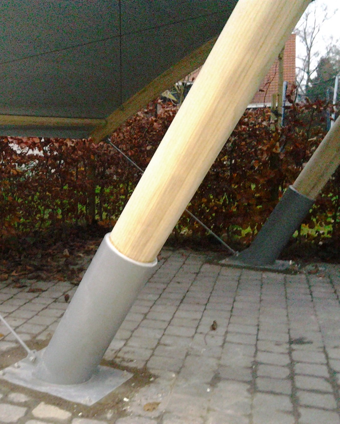 Twee holle kolommen met metalen voetstukken ondersteunen de gebogen dakconstructie van deze carport in Brasschaat.
➡️➡️ Zie de volgende foto's voor het complete plaatje.
#maatwerk #houtmaatwerk #carport #carportdesign #houtenpalen #houtenkolom #houtconstructie #werkenmethout #liefdevoorhout