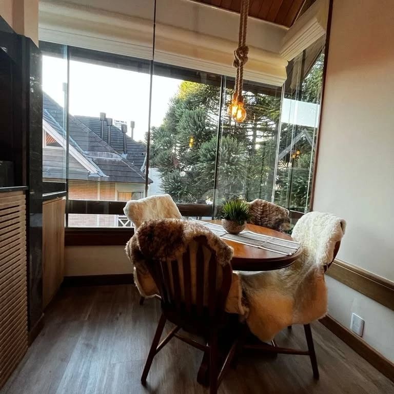 Hoje queremos trazer uma proposta com clima de "Férias".Se você que gosta de aproveitar o final de semana para passear, então fica neste post.
Gramado, a cidade luz, localizada no Rio Grande do Sul, conta com várias dicas de hospedagem, o @grupoglgramado possue várias opções na região.E adivinhem só?!...No centro de Gramado, está localizado o duplex 402, recém mobiliado pela nossa empresa, e prontinho para receber você e sua família.Num amplo espaço, todo equipado e decorado acomoda até 06 pessoas. Se você procura por uma experiência incrível de hospedagem na Serra gaúcha, seja para um final de semana, ou aquelas férias prolongadas, essa é uma ótima opção!!!
#moveisplanejados #dashausmarcenaria #grupoglgramado
#turismoemgramado
#apartamentostemporada