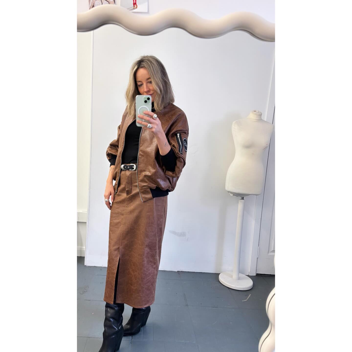 Hiiii, Ive been MIA here, I know. I’ve been really pretty busy recently and social media hasn’t been at the top of my to do list. I have been trying to collect content along my way, so here are some ways I have worn my own brand H•S to work recently, mainly my brown bomber which hasn’t been off my back 🤗
Thank you all so much for the orders over the last few weeks, our “Ellie” bombers have been the favourite but are still currently still sold out until we get more fabric (which is currently out of stock) 🩵
Only one new beginners sewing class is opening up (tomorrow) because 3/4 of my current classes have booked to continue 😊🩵. I can’t wait to share what we’ve been up to! More to come ….