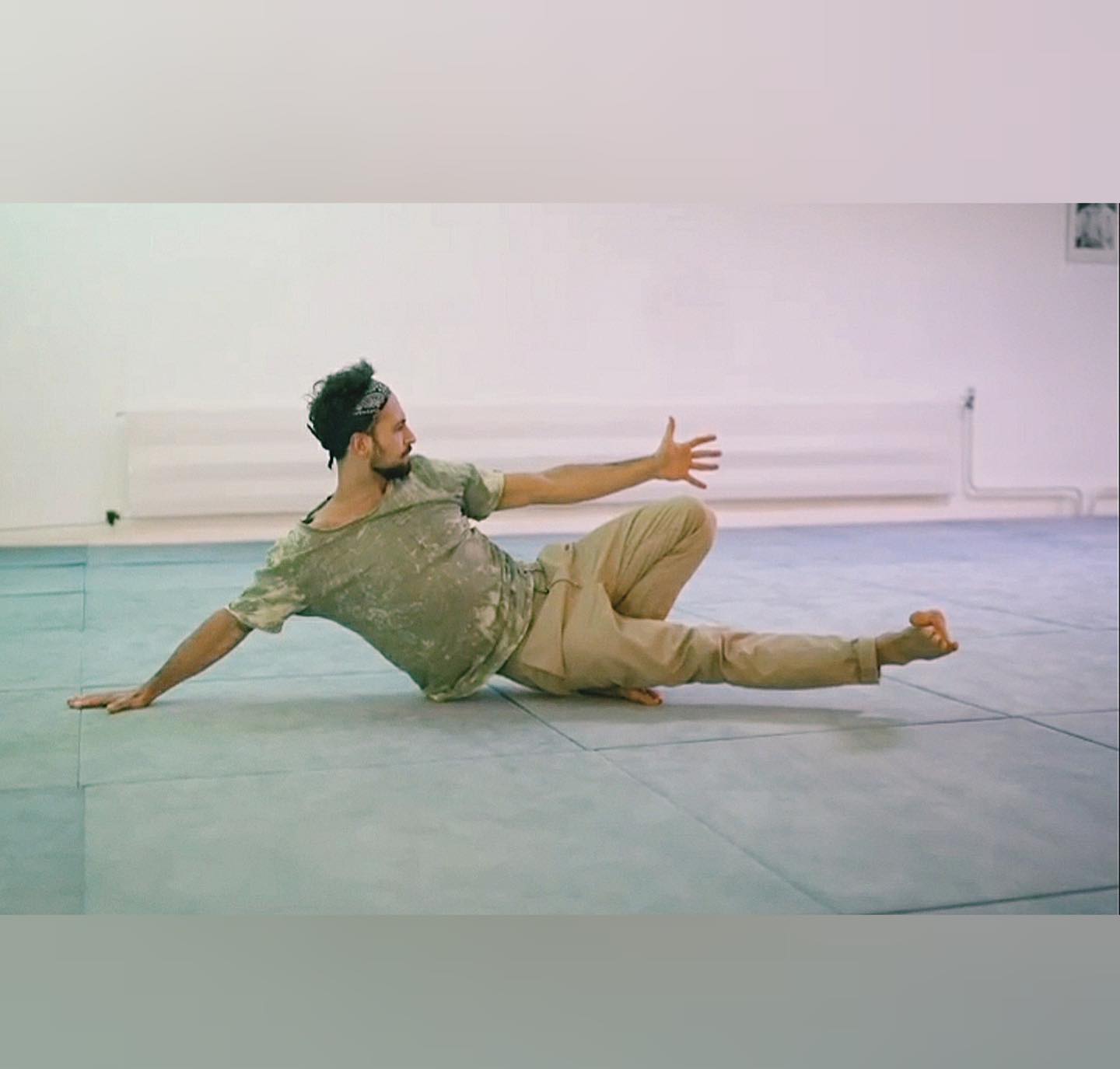 16.04.23 yogabar Ost
Flow - Playfight - Animal Moves - Contact Impro - Capoeira - Ecstatic Dance
Mein persönlich entwickeltes Workshop möchte ich euch an diesem Tag sehr gerne näher bringen und mit euch teilen.
Dein Workshop, welcher dich mit neuer Lebensenergie tankt.
Let your SPIRIT speak! Wenn du Spielst/Tanzt, dann singt dein Herz❤
Playfight bedeutet Verbundenheit - mit Mir selbst und mit anderen.
Wir spielen, um wieder Zugang zu unserem natürlichen Wesen mit all seinen inneren Stärken zu erlangen und um zu lernen wie wir authentisch in Beziehungen mit Anderen sein können. Wir trainieren hier den bewussten Krieger in uns und haben dabei Spaß wie Kindern!
Playfight vereint Spiel, bewusstes Kämpfen und Achtsamkeit.
Der bewusster Kampf ist um die Intelligenz des eigenen Körpers zu erwecken indem Stärke in sicherer und respektvoller Weise genutzt wird. Spiel, um uns selbst neu zu entdecken - Um weniger ernst aber mehr verspielt, lebendig und voller Freude zu sein! Achtsamkeit um tiefere Ebenen in uns selbst zu beobachten und damit mehr Authentizität in unsere Leben zu bringen.
Vielleicht kennst du ja bereits Contact Dance, Contact Impro, Animal Moves, Ausdruckstanz, Kampfkunst wie Capoeira, Ecstatic Dance und ähnliches.
An diesem Workshop zeige ich wie wir alles verbinden und was sich körperlich und geistig für Türen öffnen können.
Lass uns neue Lebenskraft erwecken und den Alltag vergessen.
Was ist ekstatischer Tanz?
Ecstatic Dance, auch bekannt als Conscious Dance, ist eine Erfahrung, bei der Tänzer sich dem Rhythmus der Musik hingeben und sich wirklich frei bewegen können, ganz wie sie sich inspiriert fühlen. Dies kann zu einem Gefühl von Trance und Ekstase führen, einer subjektiven Erfahrung der totalen Verstrickung in dem gegenwärtigen Moment. Durch die Verflechtung von Rhythmus und Bewegung;
Danilo Dumonte / DJ Malú - Videos, Pics, Bio, Links, Beschreibung
@playfight__danilodumonte
Alle weiteren Infos auf unserer Webseite yogabar.de
#playfight #yogadance #animaldance #ecstatic #dance #Transformation #contactdance #contactimprov #animalmoves #capoeira
