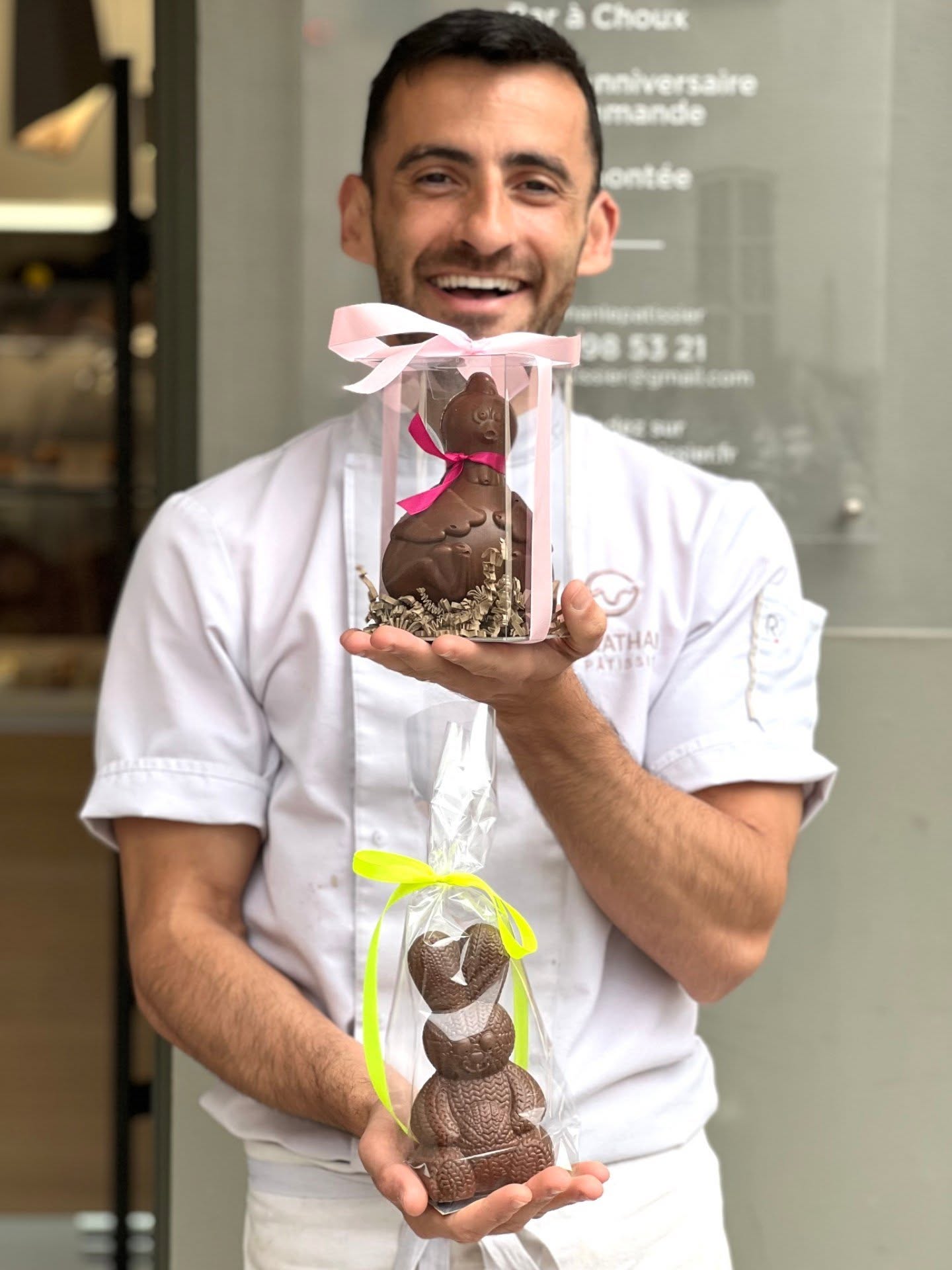 🐣✨ PÂQUES EST LANCÉ CHEZ JONATHAN LE PÂTISSIER ! ✨🐣
Les chocolats de Pâques sont officiellement disponibles en boutique 🤎
Lapins, poules & moulages gourmands…
👉 Tous sont fabriqués à l’atelier avec du chocolat lait ou noir
👉 Et surtout… garnis de fritures maison pour encore plus de gourmandise
Des créations artisanales, faites avec soin, pour petits et grands (et surtout pour les très gourmands 👀)
📍 À retrouver dès aujourd’hui au
14 avenue Maréchal Foch à Nice
Quantités limitées… il n’y en aura pas pour tout le monde 🐰🍫
#paques #chocolatartisanal #nice06 #patisserie #chocolat
Photo @k_rolight_food