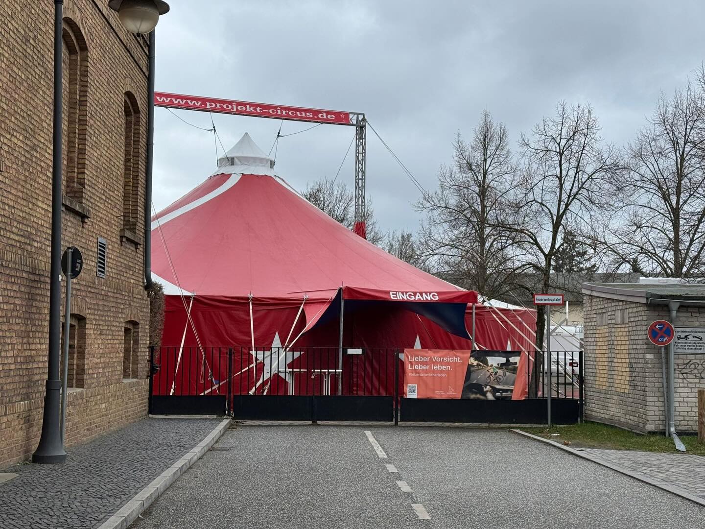 Am Montag hieß es endlich: Manege frei 🎪
Die Schülerinnen und Schüler durften ihre erste Vorstellung erleben und bekamen einen spannenden Einblick in die Zirkuswelt. Für eine Gruppe ging es danach direkt weiter – das erste Training stand an!
Am Dienstag waren dann beide Gruppen aktiv und haben fleißig geübt, ausprobiert und neue Fähigkeiten entdeckt. 💪✨
Die Vorfreude auf die eigenen Auftritte wächst! #projektcircusandresperlich #werderhavel #cvowerder