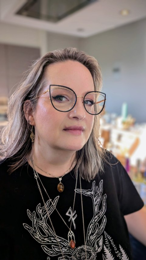 Ben oui parce qu'on va pas se mentir...
Entre la TVA, la facturation électronique, les versements anticipés d'impôts, les cotisations sociales et j'en passe, et des meilleures...
Être indépendant aujourd'hui est un défi au quotidien !
Mets-moi un 🙌🏻 si toi aussi tu es confronté.e à ça (de près ou de loin d'ailleurs)