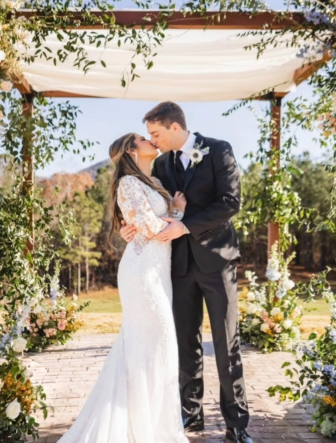 We accented our 8'x8' chuppah with an ivory, light chiffon for this gorgeous wedding at Sharp Mountain. @inaninstantevents always gets it right!
#eventrentals #chuppah #weddinginspiration