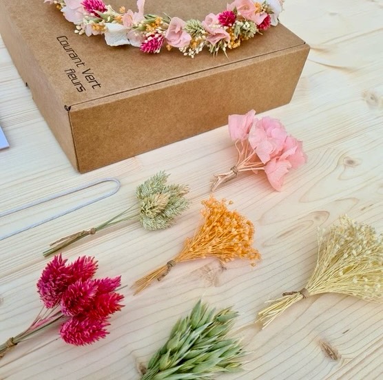 {🌸✨} 7 idées pour un EVJF original et créatif!
Tu cherches une activité EVJF à la fois jolie, conviviale et facile à organiser ?
Les ateliers fleuris sont parfaits pour partager un vrai moment entre copines et repartir avec une création en souvenir de cette journée.
Au programme : bougie fleurie, couronne murale, peigne fleuri
, bracelet fleuri, cloche fleurie ou de couronne de tête.
Deux formats selon vos envies :
-atelier sur place
-box DIY à emporter, avec tout le matériel + une fiche pas à pas
Pas besoin d’être manuelle pour en profiter.
Tout est pensé pour que ce soit simple, joli et agréable à faire ensemble.
Le but ?
Passer un bon moment, rire, créer, profiter… et repartir avec un souvenir que vous garderez vraiment 💛
💌 Envie d’organiser un EVJF fleuri sur mesure ?
Le lien est en bio.
#evjf #activiteevjf #evjforiginal #ideeevjf ateliercreatif boxdiy fleurssechees evjfbelgique momententrecopines courantvertfleur