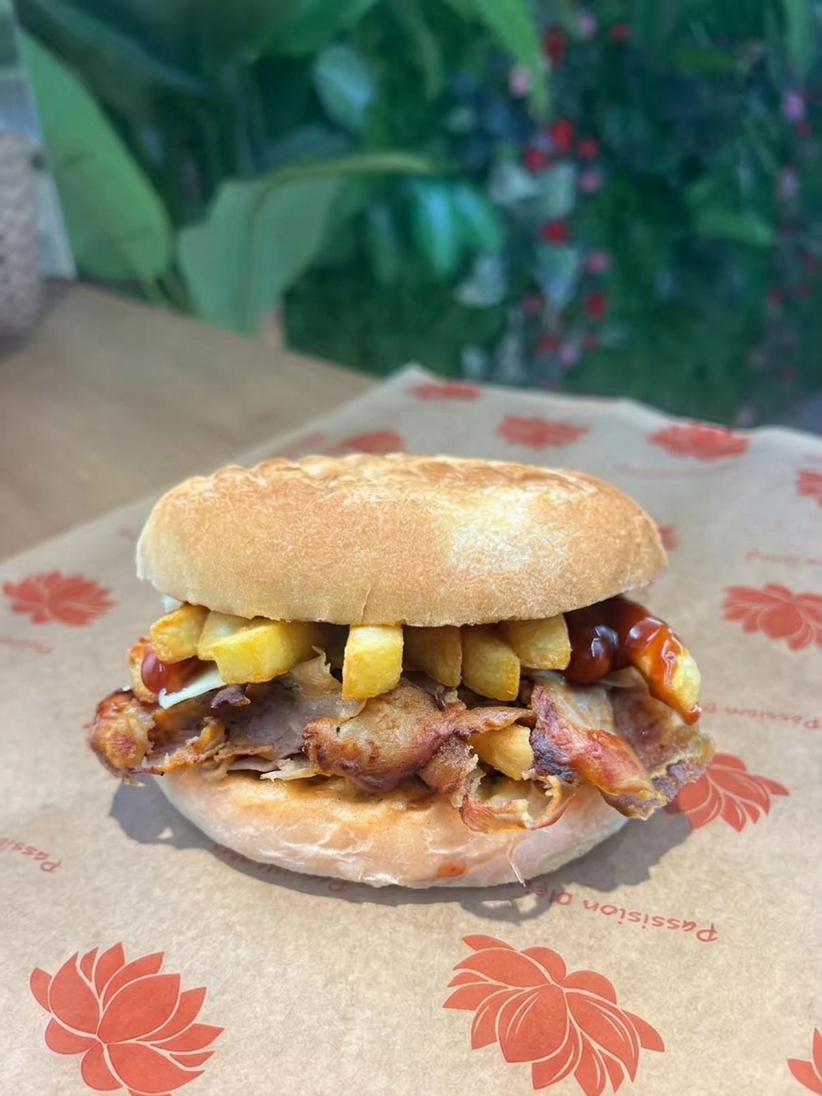 🍔 Gusto deciso, scelta smart
La nostra Linea Smart è pensata per offrirti uno street food completo, pratico e accessibile.
Il panino con carne di kebab, Emmental, patatine fritte e salsa BBQ unisce sapori intensi in una combinazione semplice e appagante, perfetta per ogni momento della giornata.
Una proposta smart per chi cerca gusto e convenienza in un solo morso. 😋
#StreetFoodSiracusa
#SiracusaFood
#mangiareasiracusa
#kebabsiracusa
#foodsiracusa