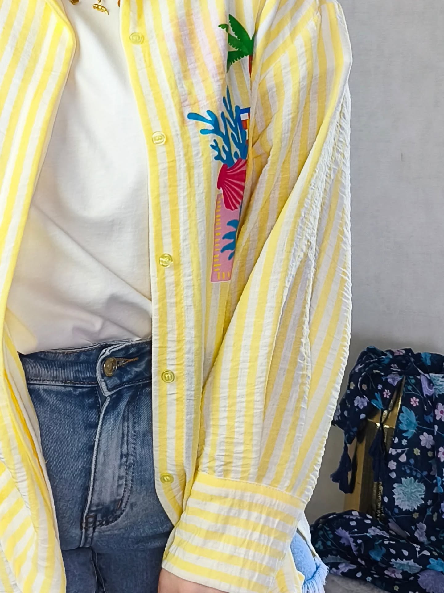 ⚡ Elles arrivent... Mais seulement pour le LIVE 🔥
Cette semaine je te prépare quelque chose de spécial... 👀
Jeudi soir je te retrouve en LIVE Facebook avec des pièces exclusives que tu ne verras ni au showroom, ni sur l'eshop ‼️
Des nouveautés sélectionnées avec soin pour :
✨ Te faire découvrir de nouvelles coupes
✨ Oser des styles différents
✨ Et surtout te faire plaisir
Certaines pièces sont en quantités très limitées...
Alors si tu veux avoir le choix, soit bien présente jeudi pendant le Live 💛
🗓️ Live facebook jeudi à 21h
🛍️ Exclusivités à shopper en direct
.
Tu seras avec moi ?! 🤗
.
.
#livefacebook #nouveautésmode #modefemme #shoppinglive #modeinclusive