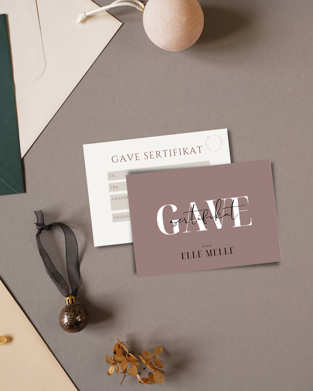 Høsten er her, og vi går inn i en tid med mange fine begivenheter som skal feires 🫶🏻
Skal du i bryllup, bursdag eller dåp? Eller er du blitt invitert i en babyshower?
Eller kanskje du ikke vet helt hva du skal finne på i julegave til noen som «har alt»?
Gavekort er den perfekte gaven! 🎁
Gir du et gavekort fra Studio Elle Melle, er du bokstavelig talt med på å skape flotte minner, som varer et helt liv 🥰