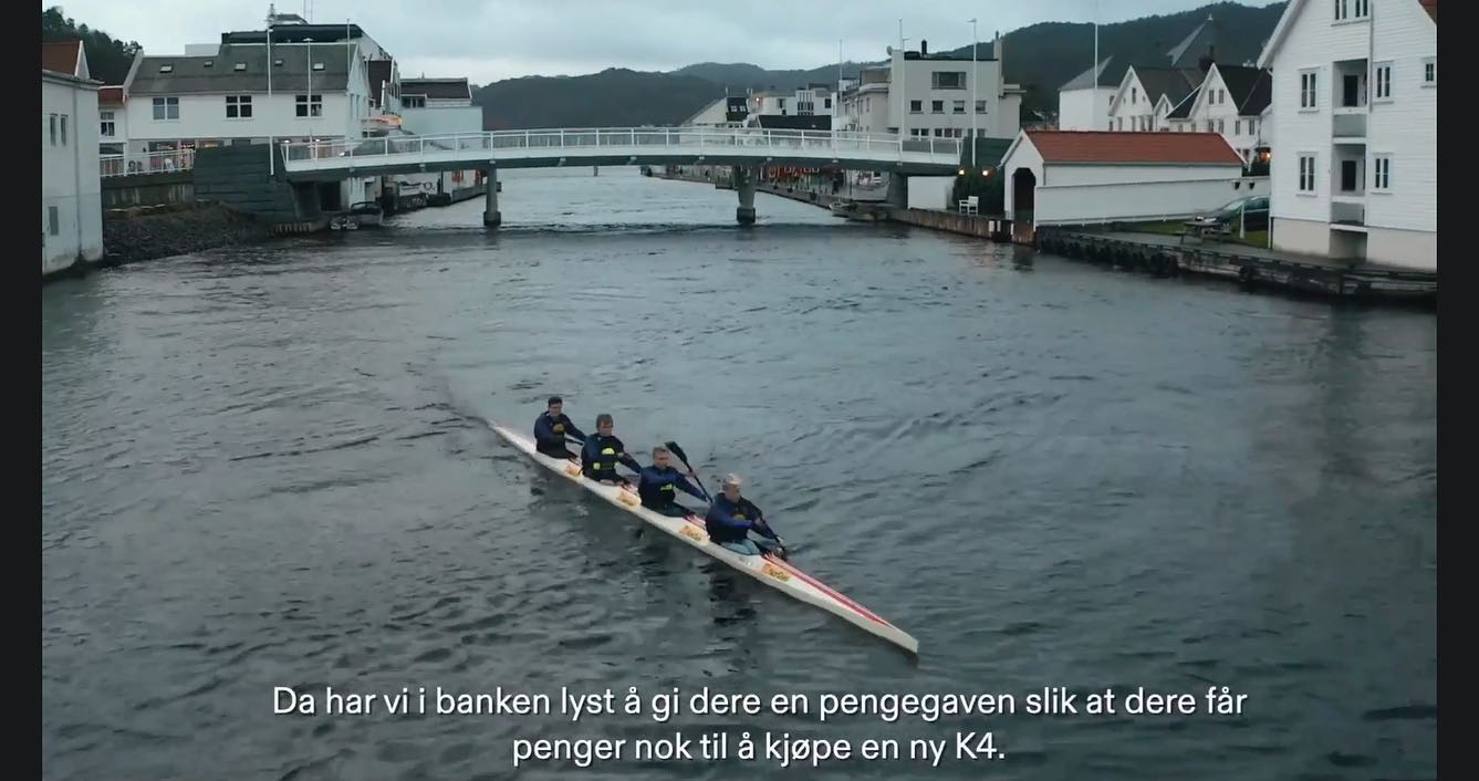 Tusen takk til vår hovedsponsor @flekkefjordsparebank for den fantastiske gaven. Nå får gutta i klubben ny K4 🤩 og hele Flekkefjordsidretten gleder seg også til å ta i bruk #flekkefjordsparebankarena fra nyttår. #flekkefjordsparebank #flekkefjordkajakklubb #gaveutdeling #kajakk #padling bildene er klippet fra sendingen til Flekkefjord Sparebank .