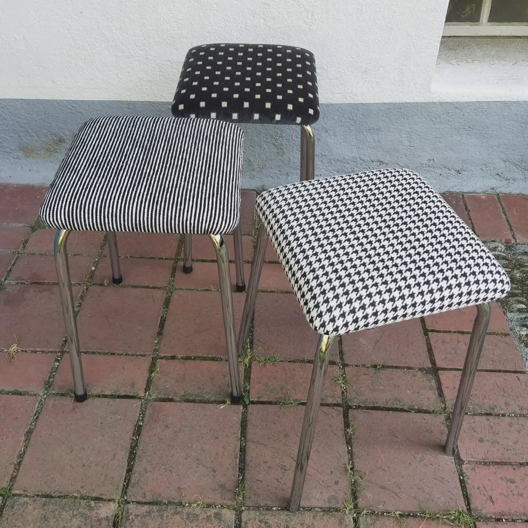 Dr Hansjakobli und ds Babettli
Hei mitem Chuchitaburettli
Es Spili zäme gspilt zum göisse
"He he Frou Meier" het das gheisse
#taburettliliebi