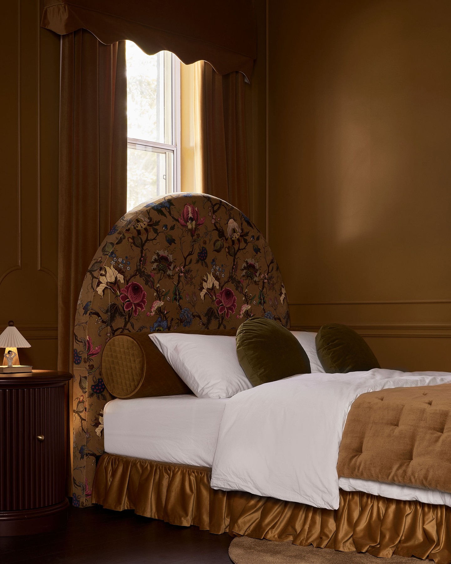 Last night, Flat 1 was revealed on "Staying Inn". Two queen beds are perfect for a getaway with friends.
Headboards, bed bolsters, pillows, bedskirts, stools and french door curtains all made in studio.
Tune into @ctvlifechannel Monday nights at 8pm for "Staying Inn - Hotel Julie". Or watch for free online at ctv.ca
Credits:
Project: HOTEL JULIE by Stay Here @you.should.stay.here @hotel.julie
Interior Design: @you.should.stay.here x @twenty.two.twelve
Photography: @lomillerphoto
Creative Director: @autumnhacheydesign
Brand Director: @abigailballanger
Sensory Strategist: @daniellebarich