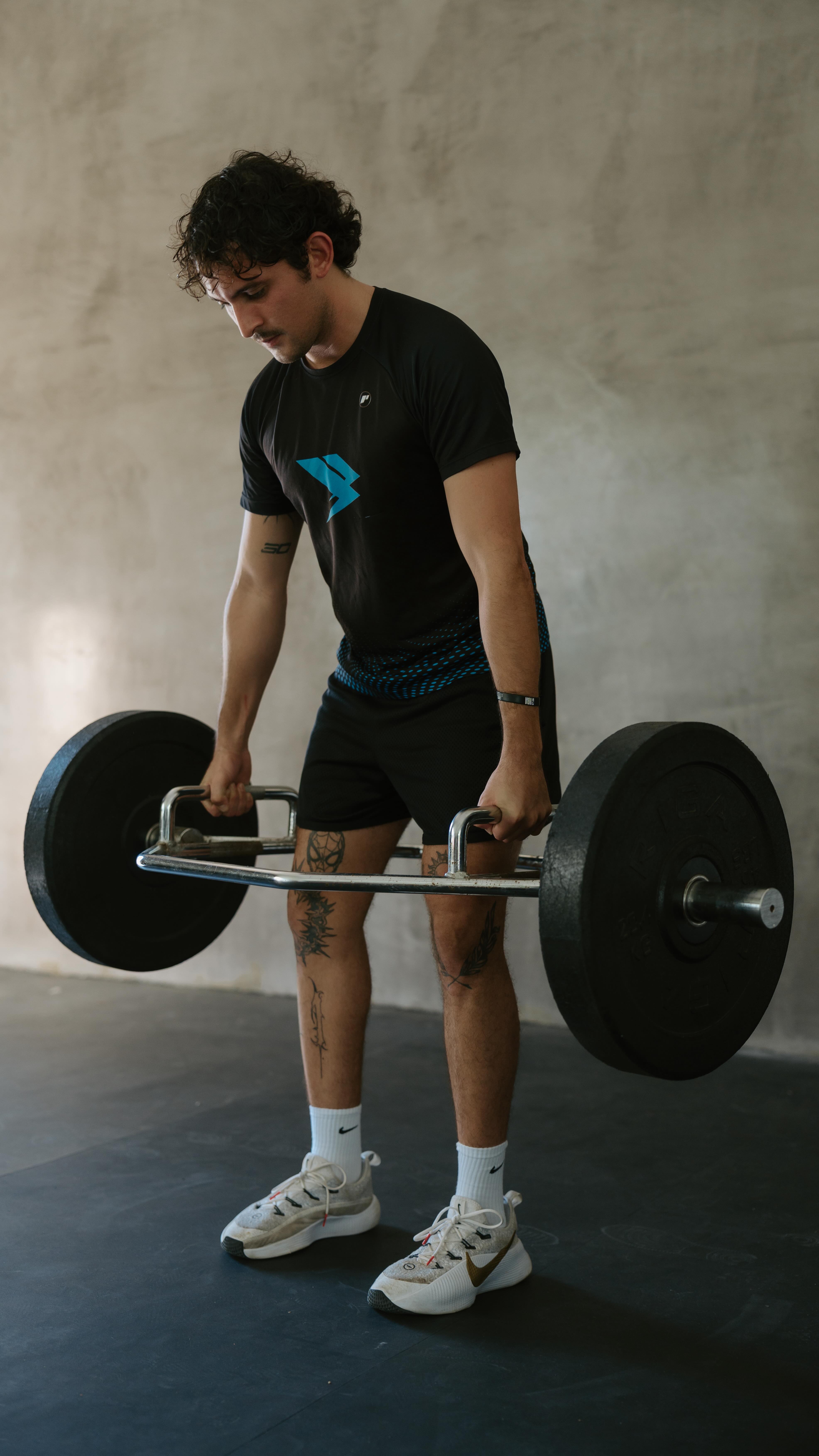 La bisagra de cadera es un movimiento básico… pero cambia por completo la forma en la que te mueves.
Aprender a controlarla no solo mejora tu fuerza y técnica, también protege tu espalda y hace tus movimientos más eficientes. Con el tiempo, se vuelve clave para seguir moviéndote con libertad, seguridad y calidad de vida. 💪