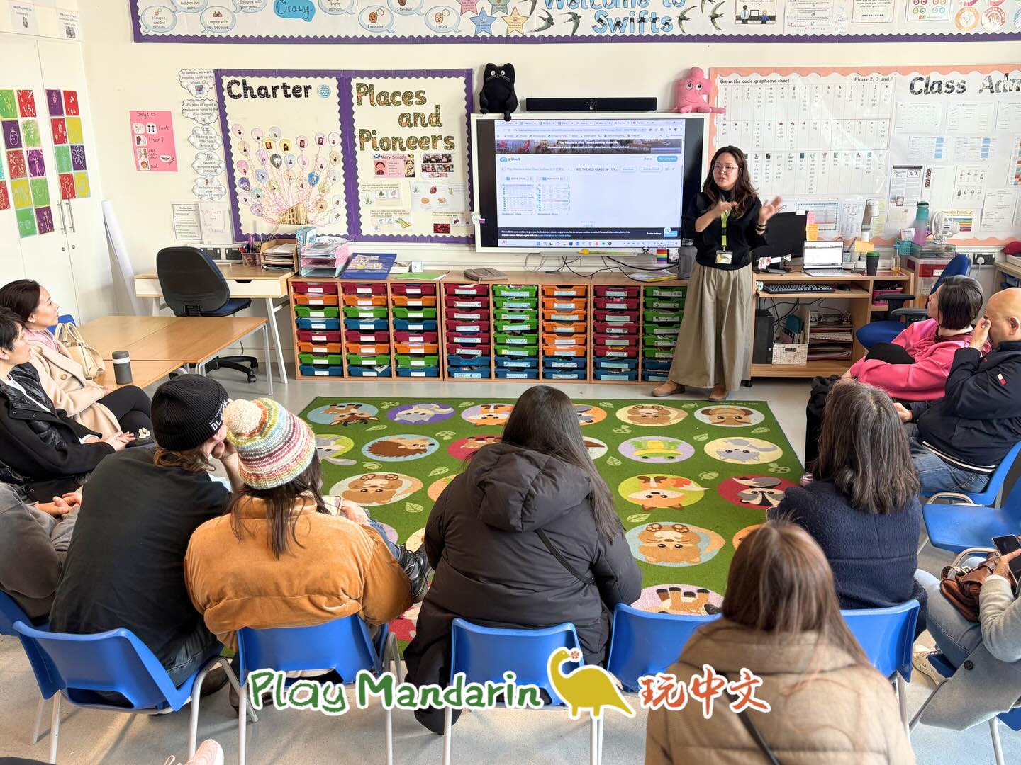 Why do some children stop speaking Mandarin as they grow up? 🤔
This week, we welcomed families to our Play Mandarin Parent Morning at both Hammersmith and Wimbledon.
Across the two sessions, our Head Teacher shared the journey of how children learn Mandarin — and why maintaining a second language can sometimes feel challenging as they grow.
Many parents asked the same question:
“Is my child’s Mandarin actually progressing?”
During the talk, we explored:
🌱 Why children sometimes stop speaking Mandarin
📚 What real language progress actually looks like
🏡 How families can support Mandarin naturally at home
🧠 Why confidence matters as much as vocabulary
A huge thank you to all the parents who joined us in both locations.
The conversations were thoughtful, warm, and inspiring — and we’re grateful to be part of your children’s bilingual journey.
At Play Mandarin, we believe language should not feel like pressure or homework.
Instead, we aim to help children discover the joy of Mandarin through games, interaction and culture — so that the language becomes something they want to use, not something they are told to learn.
Because when learning is joyful,
language grows naturally.
Thank you for being part of the Play Mandarin community.
為什麼有些孩子長大後反而不太說中文了?🤔
本週我們在 Hammersmith 與 Wimbledon
舉辦了兩場 玩中文家長早晨會。
在活動中,校長與家長們分享了孩子學習中文的歷程,也一起討論在海外環境中維持第二語言可能遇到的挑戰。
很多家長其實都有同一個疑問:
孩子的中文,到底有沒有在進步?
在分享中我們一起討論了:
🌱 為什麼孩子有時會不想說中文
📚 中文學習真正的進步是什麼
🏡 家長在家可以如何自然支持孩子的中文
🧠 為什麼語言自信和詞彙量一樣重要
非常感謝所有在 Hammersmith 與 Wimbledon
前來參加的家長們。
每一次的交流與討論,都讓我們更深刻感受到家長對孩子語言與文化成長的重視。
在 玩中文 Play Mandarin,
我們始終相信:
語言學習不應該只是作業或壓力。
我們希望透過 遊戲、互動與文化活動,
讓孩子在快樂的體驗中培養對語言的興趣與自信。
當孩子在玩中學習,
語言就會自然地成為生活的一部分。
謝謝每一位家長與我們一起陪伴孩子走在中文學習的路上。
#PlayMandarin #bilingual
#ParentMorning
#MandarinForKids
#bilingualeducation