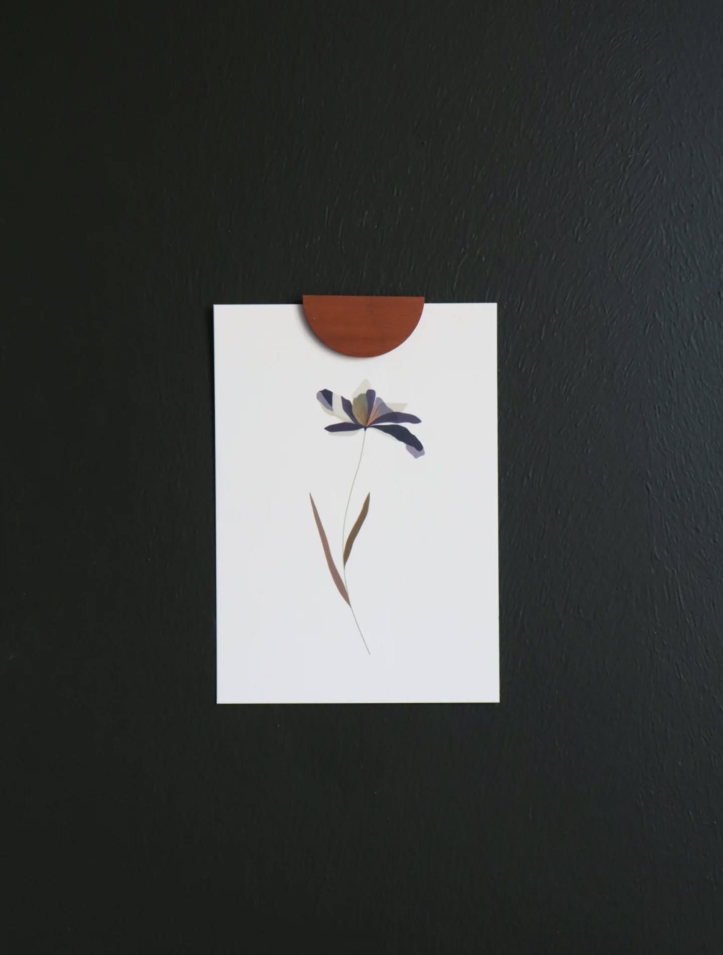 Simple et efficace !
L'une de mes formes préférées le bijou mural demi cercle !
.
.
.
#poussiereredesrues #serigraphie #postcard #bijoumural