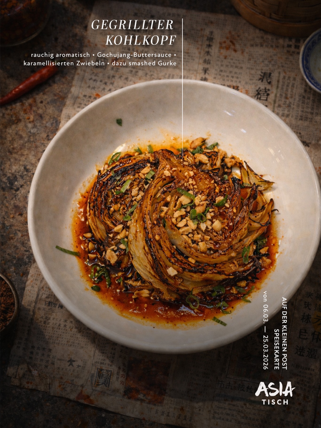 GEGRILLTER KOHLKOPF 🥬🔥 mit ordentlich WOW
Wir sind in der finalen Phase der Asia Woche – und zeigen mit diesem Gericht, wie simpel und trotzdem super aromatisch asiatische Küche schmecken kann.
Schöne Slices vom Kohlkopf, heiß gegrillt: außen Röstaromen, innen weich und saftig – rauchig, nussig, tief. Dazu unsere Gochujang-Buttersauce: süß, salzig, mit Chili-Wärme. On top karamellisierte Zwiebeln, die alles nochmal abrunden.
Und weil Balance alles ist: smashed Gurke dazu – kalt, erfrischend und knackig.
Ein Teller, der zeigt: wenige Komponenten, viel Aroma.
👉 Noch kurz da – solange die Asia Woche läuft.