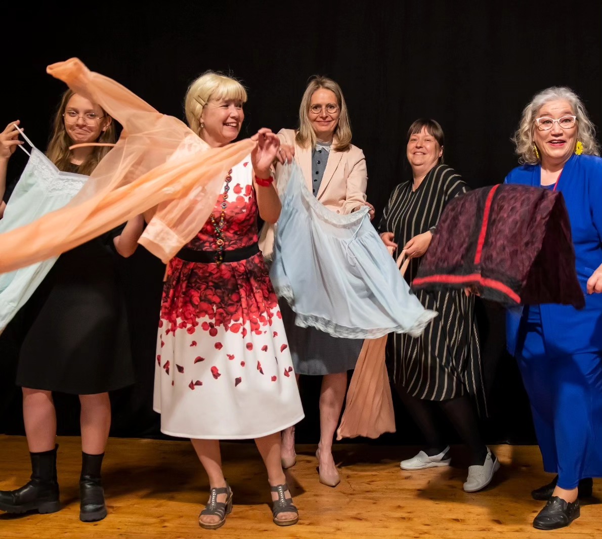 Enää viikko ensi-iltaan🥳
Varaahan lippusi siis ajoissa💪
#kesäteatterikansa #kesä #summer #suomenharrastajateatteriliitto #show #kulttuuri #kesätekemistä #kesäteatteri #porvoo #comedy #culture #humor #happy #actor #actress #art #theatre #teatteri #teatterikuume