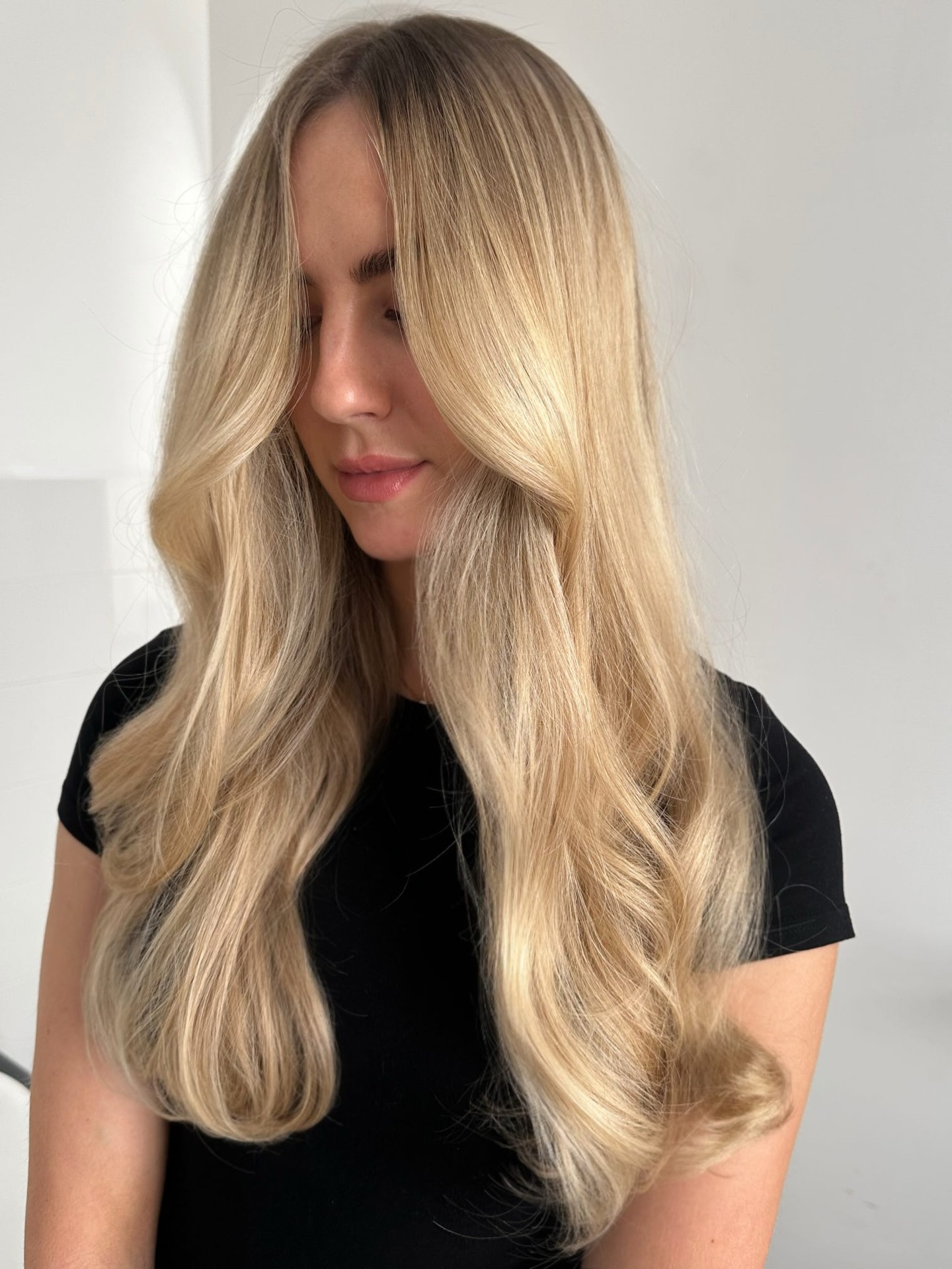 A fresh blonde moment by Meg @thecursedblonde ✨
Clean tones, seamless blending and that healthy shine we love to see. 🤍🌴