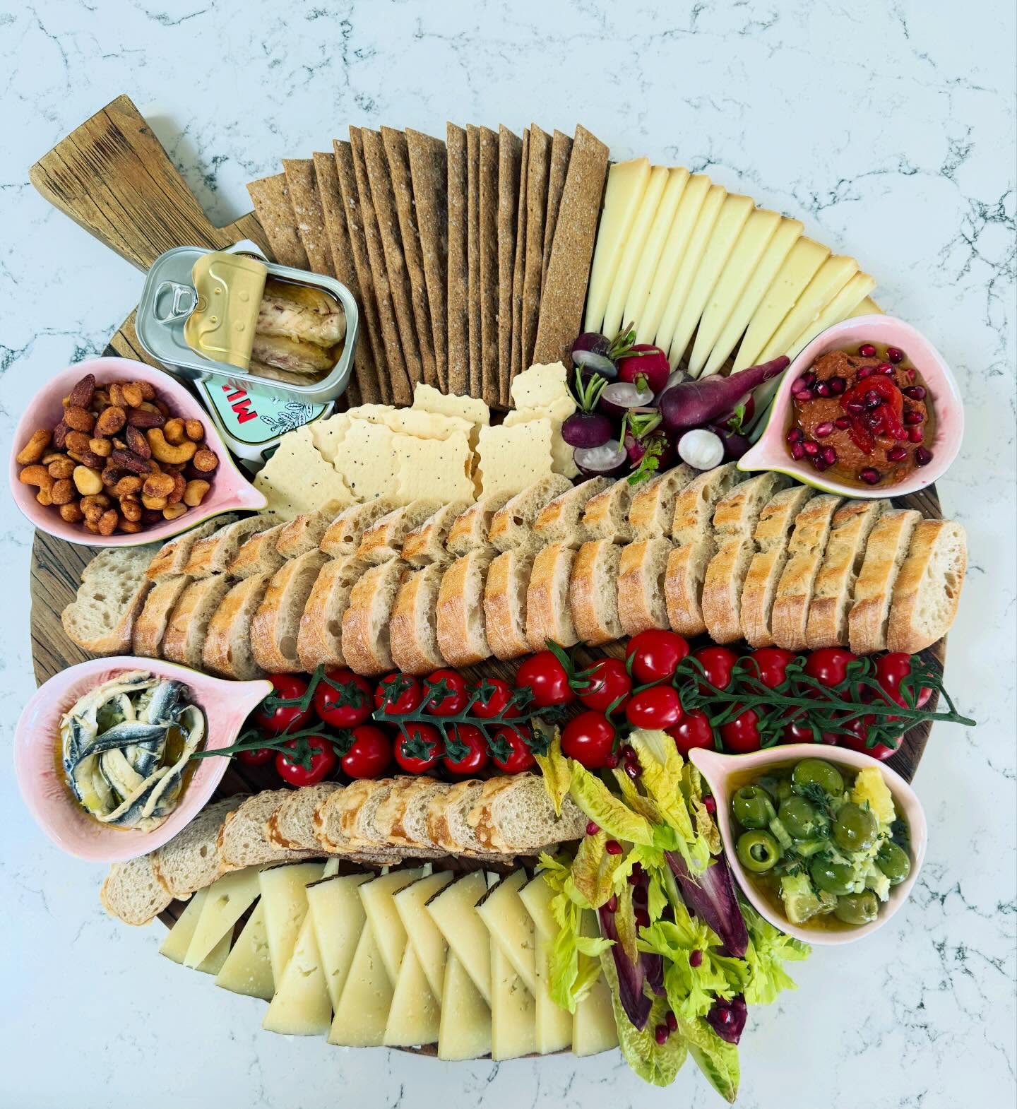 Summer nibbles anyone? Just hitting the spot with a glass of #rosé … some deliciousness and beauty, protein, fats, oily fish, dates, Manchego DOP. #nibbles #sharingandgrazing #grazingtablesandcheeseboards