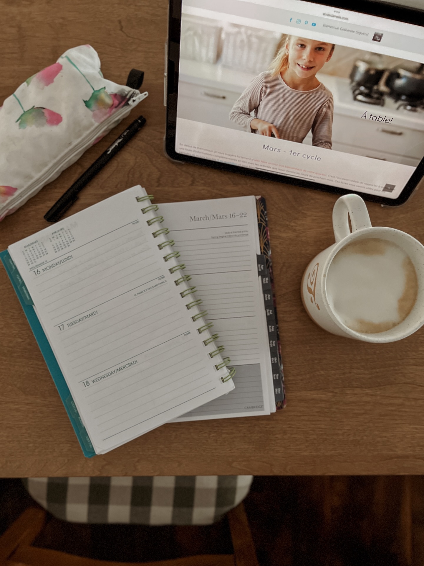 Lundi matin…
Semaine 2 post-relâche et ici, on a encore beaucoup de difficultés à se remettre dans la routine.
J’ai une relation d’amour-haine avec la semaine de relâche. Elle fait du bien cette petite semaine de congé d’hiver, mais oh que c’est dur de revenir après!
Et vous? Comment vous vivez le retour de la relâche? Si vous faites l’école-maison, prenez-vous une semaine de congé ou vous continuez le programme comme à l’habitude?
.
.
#homescooling