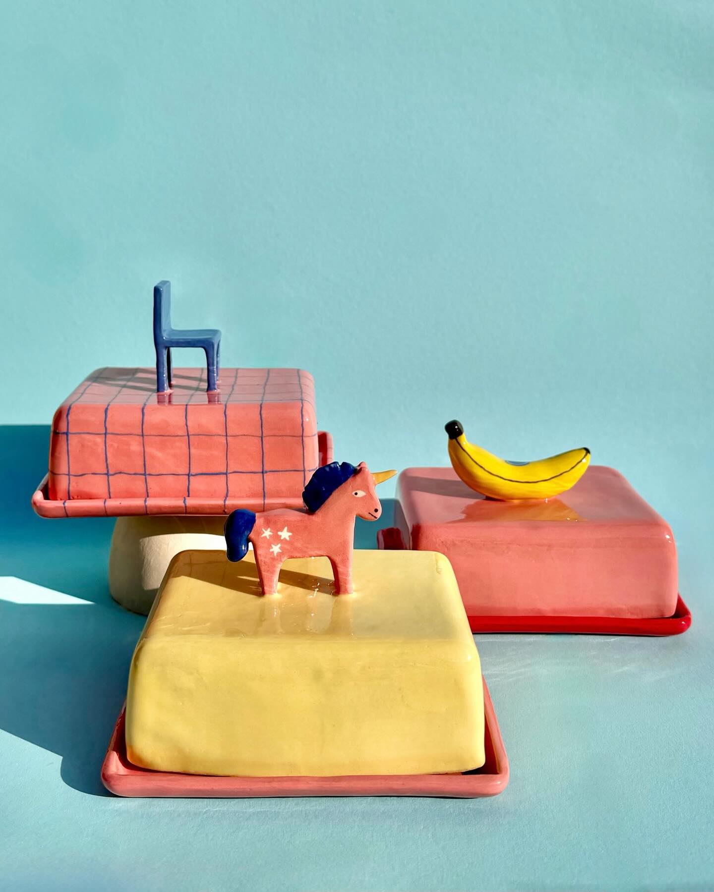 Guten Morgen, ihr Süßschnuten!
Die letzten Wochen waren so voll mit Kursen, dass ich quasi in Glasur gebadet habe. Ich tauche aber langsam wieder auf und kann euch endlich diese super süßen Gute-Laune-Butterdosen vorstellen. 🥹
Das nächste Shop Update findet voraussichtlich am 29.03. statt und ich freuuu mich schon! 🥰
Was sagt ihr zu diesen Cuties? 🧈
#handbuiltpottery #ceramicart #potterylove