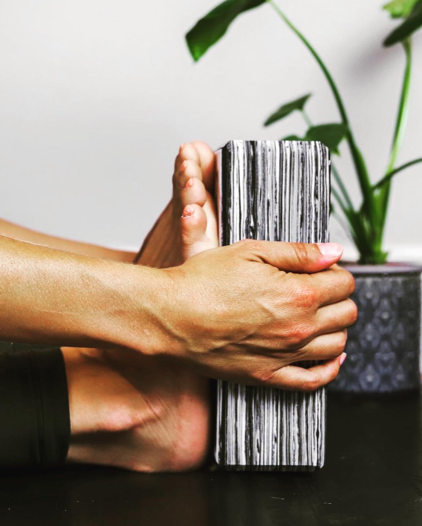 Você conhece as três alturas possíveis dos blocos de yoga? Deslize e veja 👉🏻