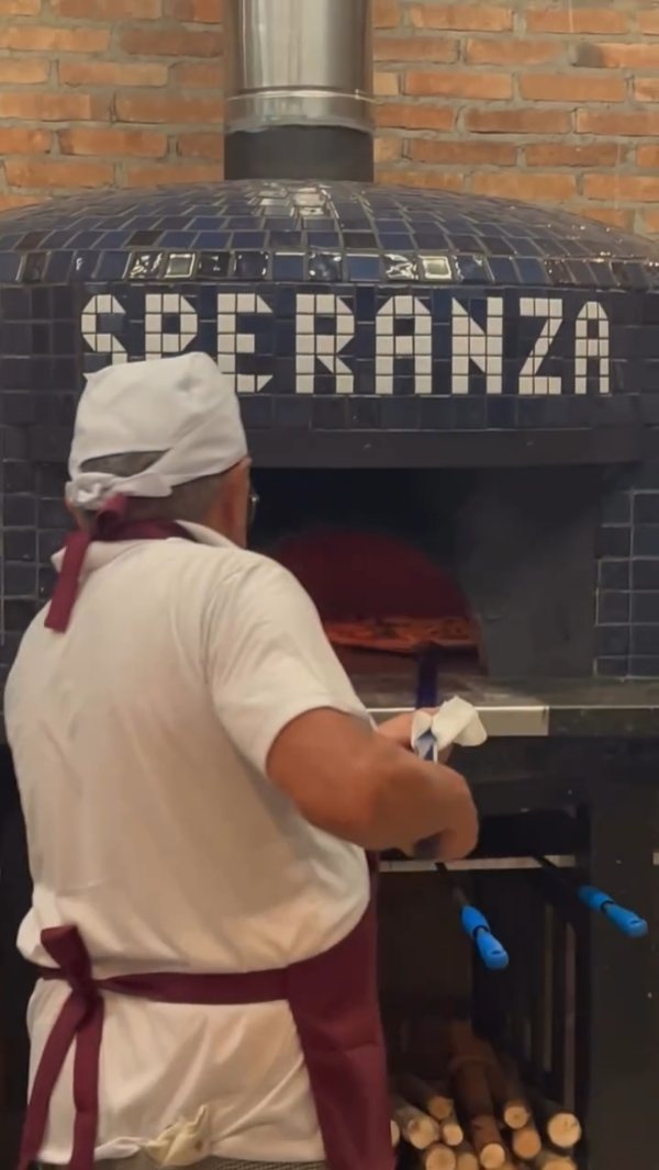 Clássicas, icônicas e cheias de história 🍕✨
Fomos convidados para conhecer e degustar as novas versões das pizzas Margherita da tradicional Cantina e Pizzaria Speranza, casa que apresentou essa receita napolitana aos paulistanos em 1958. A experiência reuniu diferentes interpretações do clássico italiano, todas explorando os ingredientes que definem as Margheritas: tomate, mozzarella e manjericão.
Entre as novidades estão combinações com mozzarella di bufala, burrata, pesto e tomates assados no forno a lenha, mostrando como um dos maiores símbolos da pizza pode ganhar novas leituras sem perder sua essência.
Na matéria completa contamos também a história da Speranza, um verdadeiro patrimônio da gastronomia de São Paulo.
Confira no link da bio.
#speranza #pizzamargherita #pizzanapolitana #gastronomiasp #pizzasp bixiga moema restaurantesp comidaitaliana foodiesp
