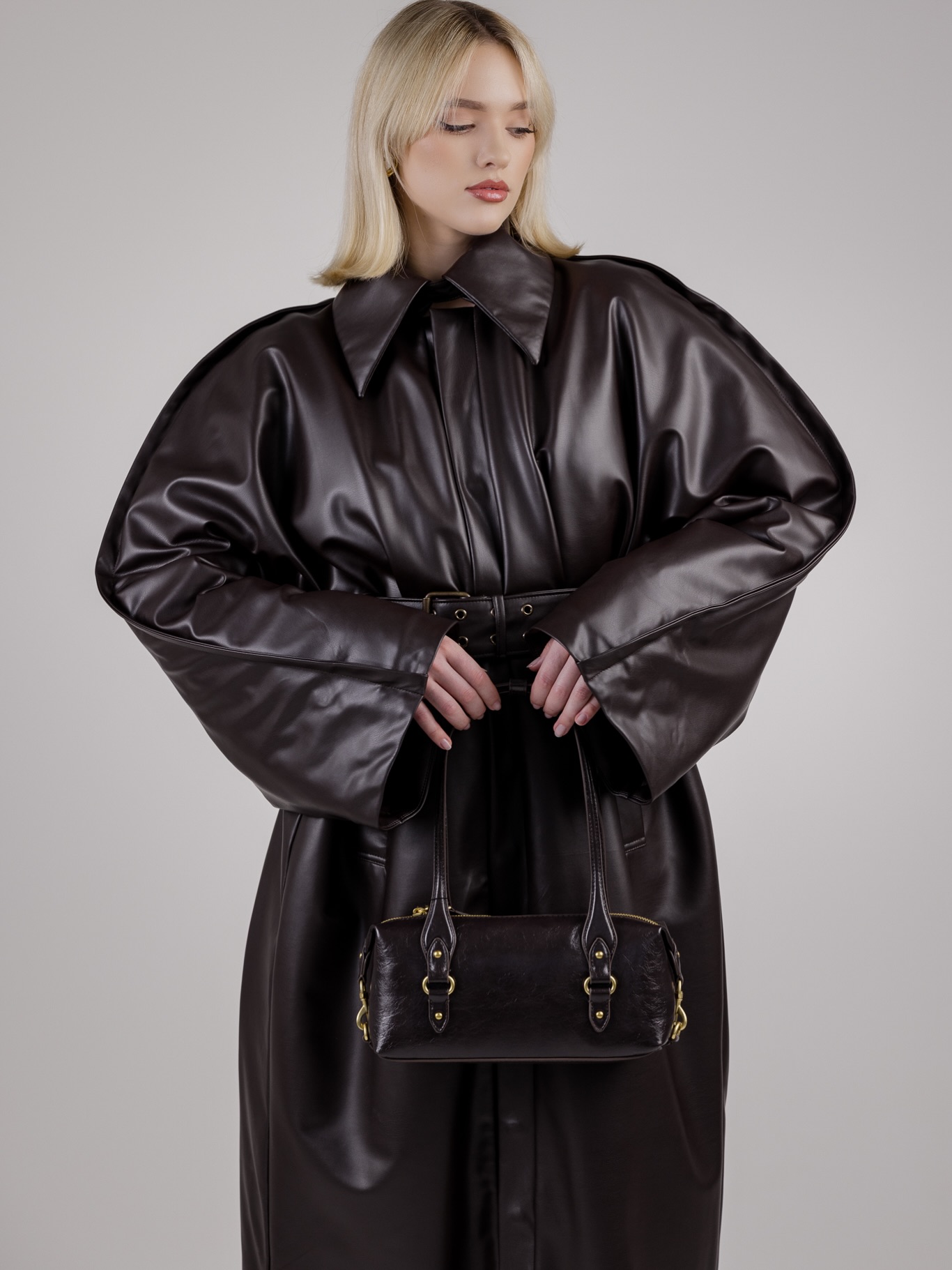 Lygiai prieš metus pirmą kartą su MONO paltu išėjau į miestą. Dieną pasirinkau įdomią – Kaziuko mugę Tauragėje. Apsiaviau griozdiškus aulinukus, apsivilkau džinsus, paltą, užsidėjau juodą beanie kepurę ir tamsius akinius 😎
Mano vyras, kaip ir dažniausiai, į mano aprangos sprendimus nesureagavo – juk neretai susigalvoju apsirengti kažką inovatyvesnio, įdomesnio, „nepatogesnio“. Ypač mūsų mieste drąsesni aprangos sprendimai gatvėse nėra dažnas reiškinys.
Išėjome į lauką. Apėjome aplink mūsų daugiabutį. Abu jautėmės BAISIAI nepatogiai dėl mano išvaizdos 🤣🤣🤣 Kol dar labai nenutolome nuo namų, sakau – einam atgal, persirengsiu į savo klasikinį paltą, į kurį niekas akių nesmaigstys. Taip ir padarėme. Kaziuko mugę atlaikiau rami, bet nusižengusi prieš save, nes žinojau, kad atrodau gerai, tačiau susigėdau sulaukusi žmonių žvilgsnių.
O tada atėjo įprasta darbo diena. Apsivilkau šį paltą ir į savo mados namus žengiau iškelta galva, nes jaučiausi saugi ir savo vietoje. Juokinga, kad po metų šio palto vilkėjimo į Kaziuko mugę eičiau su juo ir net galvos nesukčiau 🤪
Šio įrašo moralas paprastas: mes bijome pabandyti kažką naujo. Nejauku išlipti iš komforto zonos, galvojame, ką žmonės pagalvos. O tiesa ta, kad iš tikrųjų mes niekam kitam nesame taip įdomūs, kaip patys sau. Kai pabandai, kai išdrįsti, kai perleidi per save tuos „žvilgsnius“ ir supranti, kad jie tavęs nesuvalgė, nenužudė ir nieko blogo tau nepadarė – pasaulis pasidaro gražesnis ir lengvesnis 😉
Svarbiausia taisyklė išeinant pro duris – prieš veidrodį jaustis gerai su savimi. Suprasti, ką apsivilkai ir kodėl. Nes, patikėkite manimi, kas penktas žmogus gatvėje net nelabai „raukia“ kas yra ta mada ir kas šiuo momentu stilinga. Tai kam turėtų rūpėti jų nuomonė? O į įdomius ir gražius dalykus žiūrėti juk yra malonu - mėgaukimės 🙂↔️🫶