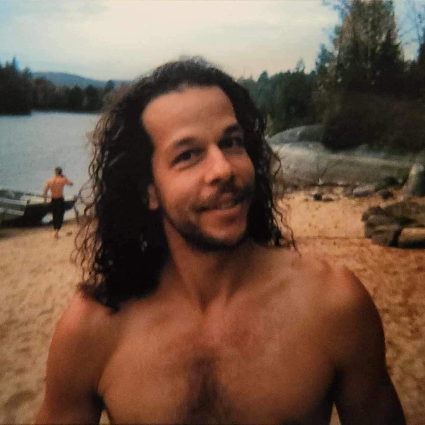 #mesamiesphotographes 2de3
Deuxième série de photos qui rendent justice à tous ces moments diffus, existant dans l’éphémère d’un sourire, d’une bière partagée au bout d’un quai, de rires échangés sous la danse des lueurs.
Ces moments anodins où on sonde l’horizon lointain et puis celui, tout près, situé à distance de toucher, à distance d’amitié.
Merci d’avoir saisi l’instant présent, d’avoir rendu l’émotion, avec autant de VRAI.
📷 📷 📷 crédits 📷 📷 📷
1 @nao_chauret
2-3-4-7-8 @irvinbubar
5-6 @maika.nadon
.
.
.
.
.
#viedegardeparc #summer2023 #poissonblanc2023 #nomadlife #parcregional #reservoirdupoissonblanc #summervibes #abitibi #sun #fun #smiles #goodvibes #friendship #amitié