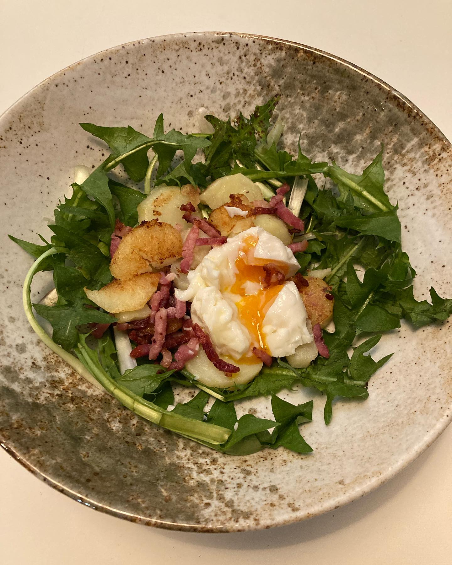 Salade de pissenlits, pommes de terre, lardons!
Je fais quoi de mes jolis pissenlits dessinés avec plaisir hier? Le plus simple, le plus essentiel et le plus délicieux: en version salade printanière, avec des lardons et un œuf mollet.
Le petit plus: avoir ajouté des pommes de terre légèrement dorées avec les lardons!
Pour 2 personnes: 2 bonnes poignées de pissenlits, 4 pommes de terre, 70g de lardons fumés, 2 œufs, 1 c.à soupe de moutarde au miel, 1 c.à soupe de vinaigre balsamique, 1 c.à soupe de soja, 3 c.à soupe d’huile d’olive, poivre.
Trier et laver les pissenlits. Les plonger dans une eau un peu vinaigrée si ramassés dans la nature. Les essorer.
Éplucher les pommes de terre, les cuire 30mn dans une casserole d’eau salée. Les laisser refroidir, les couper en tranches d’1cm.
Dans une poêle, faire revenir à sec les lardons, ajouter les pommes de terre, les faire légèrement dorer.
Cuire les œufs à l’eau 7mn pour qu’ils restent mollets. Les plonger dans l’eau froide, les écaler.
Préparer la vinaigrette: mélanger la moutarde avec la sauce de soja et le vinaigre, ajouter petit petit l’huile, bien émulsionner.
Dans chaque assiette, poser les pissenlits coupés grossièrement, les pommes de terre, les lardons, les œufs coupés en 2. Ajouter la vinaigrette. Poivrer.
Bon appétit!
Pour les bienfaits des pissenlits, selon la Diététique Chinoise, je vous conseille mon article précédent.
#pissenlits #pissenlit #plantessauvages #salades #saladecomposee #saladedepissenlitslardonsoeufpoché #saladedepissenlits #dietetiquechinoise #madreperlamtc
