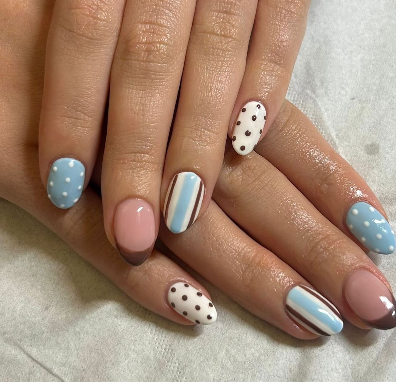 Mixing patterns, keeping it pretty 💙🍬
CALGEL @izabellehammonuk
