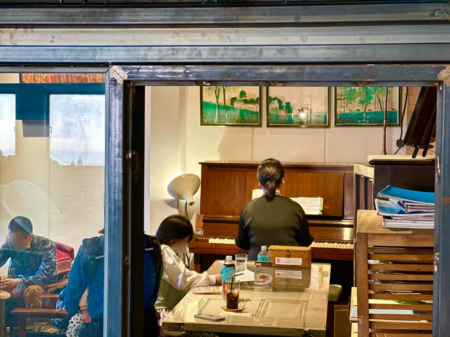 
〜生演奏の夕べ 豊島奈里さん♪〜
本日は豊島奈里さんの生演奏の夕べ。
贅沢な生演奏にみなさん耳を傾けながら
思い思いに過ごされていました😊
次回の豊島さんの演奏は
4月25日(土)です。
〜今月の生演奏の夕べ〜
▪日付:2026年3月1日(日)21日(土)29日(日)
▪時間:①15:00〜②16:00〜
▪参加費:ワンドリンクオーダー
紅茶とスコーンを頬張りながら贅沢な生演奏BGMが月光荘ファルベで奏でられます。
毎回変わる演奏家たちへ、美しい音色に感謝を込めて、お帰りの際お渡しする封筒にチップをそっと入れていただければ全額演奏家へ渡ります。絵の具工場で過ごす、優雅な午後を。
📯月光荘ファルベで生演奏をしてくださる音楽家の方を随時募集しております。HPをご確認のうえ、ご興味ございましたらぜひご連絡くださいませ。
ーーーーーーーーーーー
〜レディースバレエ•ストレッチクラス〜
▪日付:2026年3月22日(日)、28日(土)
▪時間:13:00-14:00
▪参加費:¥1500
▪HPから事前申し込みの上ご参加ください
〜マイカラー・ラボ〜
🌈3カラーズ
▪️ファルべの営業日はいつでもご参加できます。
▪️参加費:2,200円(税込)
※予約不要!混雑時はお待ちいただく場合がございます。
月光荘の絵の具工場で実際に使用している顔料とバインダーを使って、参加者自らの手で水彩絵の具を練り上げます。調色表をヒントに、思いのままに顔料を配合して完成したオリジナルカラーには、あなた自身が名付け親となって世界に二つとない色名をつけていただきます。
🌈9カラーズ
※予約必須
▪️日時: 3/13,14,20,21,27,28
▪時間:12:30-14:00(90分)
▪HPから事前申し込みの上ご参加ください
基本の三原色を含む全9色の顔料から、オリジナルの水彩絵の具を2色制作します。完成した絵の具を使って色を重ね合わせながら、世界にひとつ、あなた色でつくるアートワークを仕上げます。
〜おえかき缶バッジ💎〜
◾️ファルべの営業日はいつでもご参加できます。
▪️場所:月光荘ファルべ/喫茶スペース
▪️参加費:1,100円(税込)
※予約不要!混雑時はお待ちいただく場合がございます。
たくさんの画材とあなたのアイディアで、描いた作品がいつも身につけられる缶バッジに。
マイカラーラボでお作りいただいた水彩絵の具を使うのもおすすめです!
〜🍿フライデーシアター〜
◾️毎週金曜日
▪️場所:月光荘ファルべ/喫茶スペース
▪️¥ワンドリンクオーダー
毎週金曜日、ファルベは「街の映画館」に変わります。パブリックドメインの懐かしの名画からアニメ映画まで、多彩な上映作品をご用意。月光荘ファルベならではの音にこだわった豊かな音響空間で、映画とおしゃべりを肴に、特別な週末の幕開けをどうぞ。
ーーーーーーー
📯月光荘ファルべ📯
埼玉県入間郡三芳町竹間沢324-6
金・土・日 11:00-17:00
※L.O.16:30
※営業日の変更はInstagramにてお知らせします
※最寄駅:東武東上線みずほ台駅
※近くに有料駐車場もございます
※キャッシュレス決済のみ
ーーーーーーー