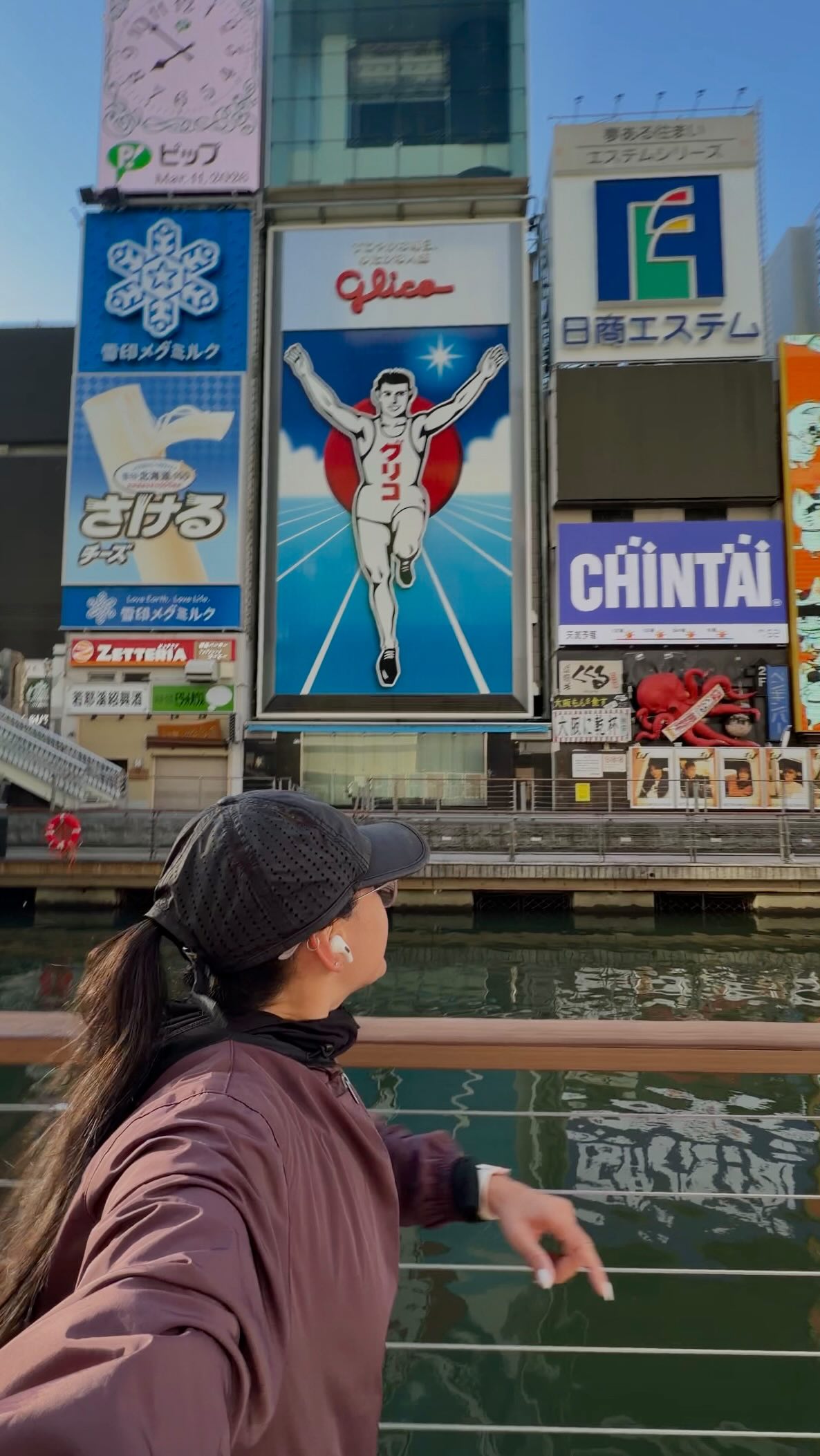 OSAKA RUN 🏃🏽♀️
Este reel es muy diferente a lo que suelo subir en Sunset Media Club 😮💨😮💨
Pero Japón tiene esa vibra que te hace probar cosas nuevas
Sara lo editó como si fuera un videojuego / travel vibe y me encantó, ¿qué te parece?
💭Un sueño..
mi primera corrida a 0 °C por las calles de Osaka mientras la ciudad despertaba!!
Viajar también inspira contenido
⚠️te tengo pequeño secreto…
agenda abierta desde la segunda semana de abril ya disponible en la página web!!🗣️
#japon #osaka #contentcreator #socialmediastrategy