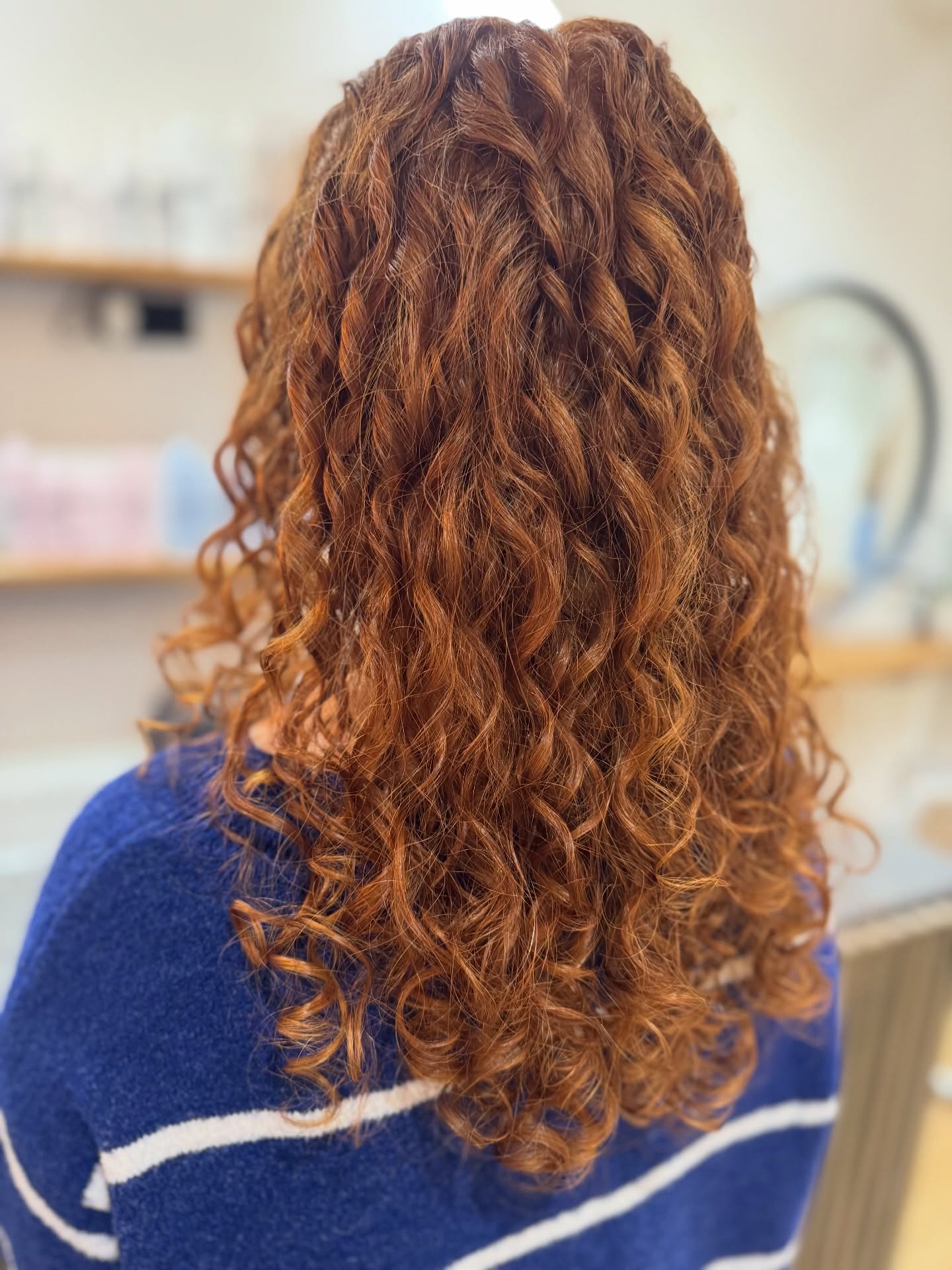 Beautiful curly cut by @hairstylist_sindy
During your curly cut appointment your curl pattern is assessed and your curls are cut curl by curl to enhance your curl pattern and the natural shape of your curls.
All curly cut include a hydration treatment to hydrate the curls from the inside out