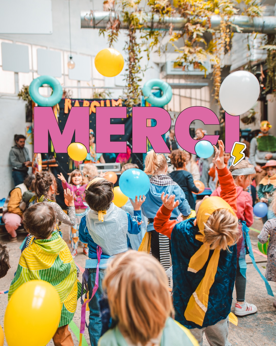 Vous étiez 8 0000 au rendez-vous : 8 000 enfants, parents, enseignant·es, animateu·rices, associations, structures médico-sociales et professionnel·les présent·es. 💛
Un immense merci à vous tous·tes d’avoir répondu présent pour cette 12ème édition du festival Babel Minots ! Une édition qui, on l’espère, a allumé quelques étoiles dans les yeux de vos minots. ✨
Un grand merci aux compagnies, technicien·nes, intervenant·es et professionnel·les des rencontres professionnelles, prestataires, partenaires institutionnels et privés.
Et un grand merci aux lieux qui nous ont accueillis et leurs équipes :
BMVR Alcazar @marseillebiblio , Théâtre de l’Odéon, @opera_marseille , @cite_musique_marseille , @lamesonmarseille , @theatreoeuvremarseille , @cinemalegyptis , @gmem.marseille , @theatre_hangart , @librairielepoissonlune , @labaleinemarseille , @espacejulienmarseille , @brasserie_zoumai , Le Moulin @lenomad13, @espace_culturel_busserine , @archipel.49 , Médiathèque de Miramas, Tiers-Lieux éducatif Les Temps de l’enfant.
L’équipe du festival Babel Minots, Julien, Marilou, Andy, Johanna, Barded, Bérengère, Cyril, Angèle, Julian, Marine, Mehdi.
On se retrouve les 23, 24 et 25 juin au @cepacsilo.marseille pour les concerts de La Cité des Minots avec @lia.naviliat, @compagnie_rassegna et @birdsonawiremusic
📸 @bubuphotographe