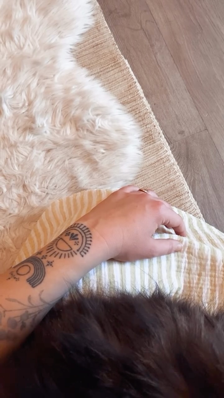 • TAPIS AYURVEDIQUES •
Je vous ai souvent parlé des tapis @deuria.official sur lesquels je pratique depuis des années.
Au delà de leur esthétique et de leur engagement écologique, ils sont pour moi le rappel de m’offrir des pauses régénérantes qui me sont indispensables.
🧘🏼♀️
Ils sont tissés à la main en Inde, en coton biologique et caoutchouc naturel.
Leurs couleurs viennent des plantes ayurvediques qui offrent de jolies teintes et de douces odeurs.
🍆
Le aubergine convient aux trois doshas, il est harmonisant grâce au triphala, au vétiver et au bois de santal rouge.
🩶
Le gris est parfait pour apaiser l’excès de vata.
Il combat la nervosité, le stress et aide à se reconnecter à son corps.
🪸
Le corail est énergisant grâce au bois de sappan qui favorise la circulation sanguine. Le bois de santal a des vertus aphrodisiaques, il est aussi antidépresseur et agit sur les systèmes lymphatiques, nerveux et cardiovasculaires.
🌞
Le jaune aux racines de curcuma renforce le système immunitaire, a des propriétés anti oxydantes et anti-inflammatoires.
Vous pouvez retrouver ces tapis pour les voir, les toucher, les sentir en vrai et peut-etre repartir avec le votre lors de chacun de mes événements en présentiel.
• Chaque jeudi à sarliac pour le yoga nidra
• Une fois par mois au @puymarteauspa
• Lors d’ateliers (le prochain sera le vendredi 27 mars à 18h30 avec @feetonzarbiayoga au @laabstudio_ )
• Lors de mes retraites (celle du 8 au 10 mai arrive bientôt, on vous tient informé.e.s très vite avec @annesophiebender_photographe )
Avec tout mon amour
🙏🏼